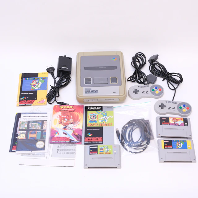INTENDO. KONSOL MED SPEL OCH TILLBEHÖR. "SNES". JAPAN 1992.