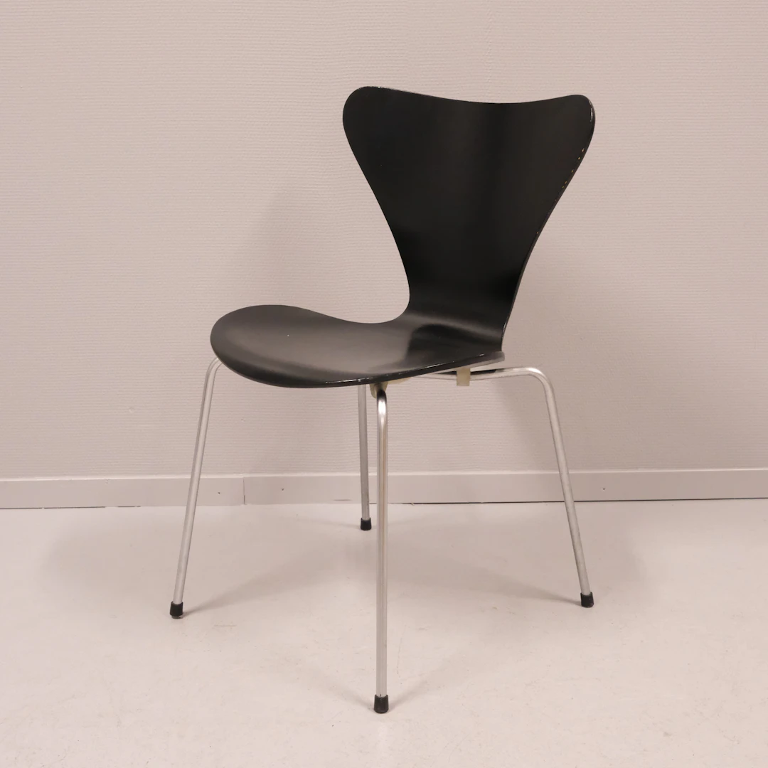 STOL, FRITZ HANSEN, "SJUAN", DESIGN AV ARNE JACOBSEN.