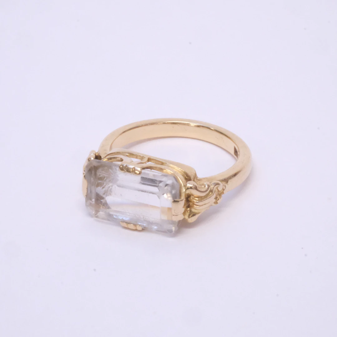 RING MED BERGKRISTALL, 18K GULD.