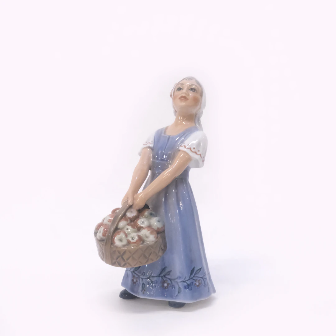 DAHL JENSEN. FIGURIN, FLICKA MED ÄPPELKORG.