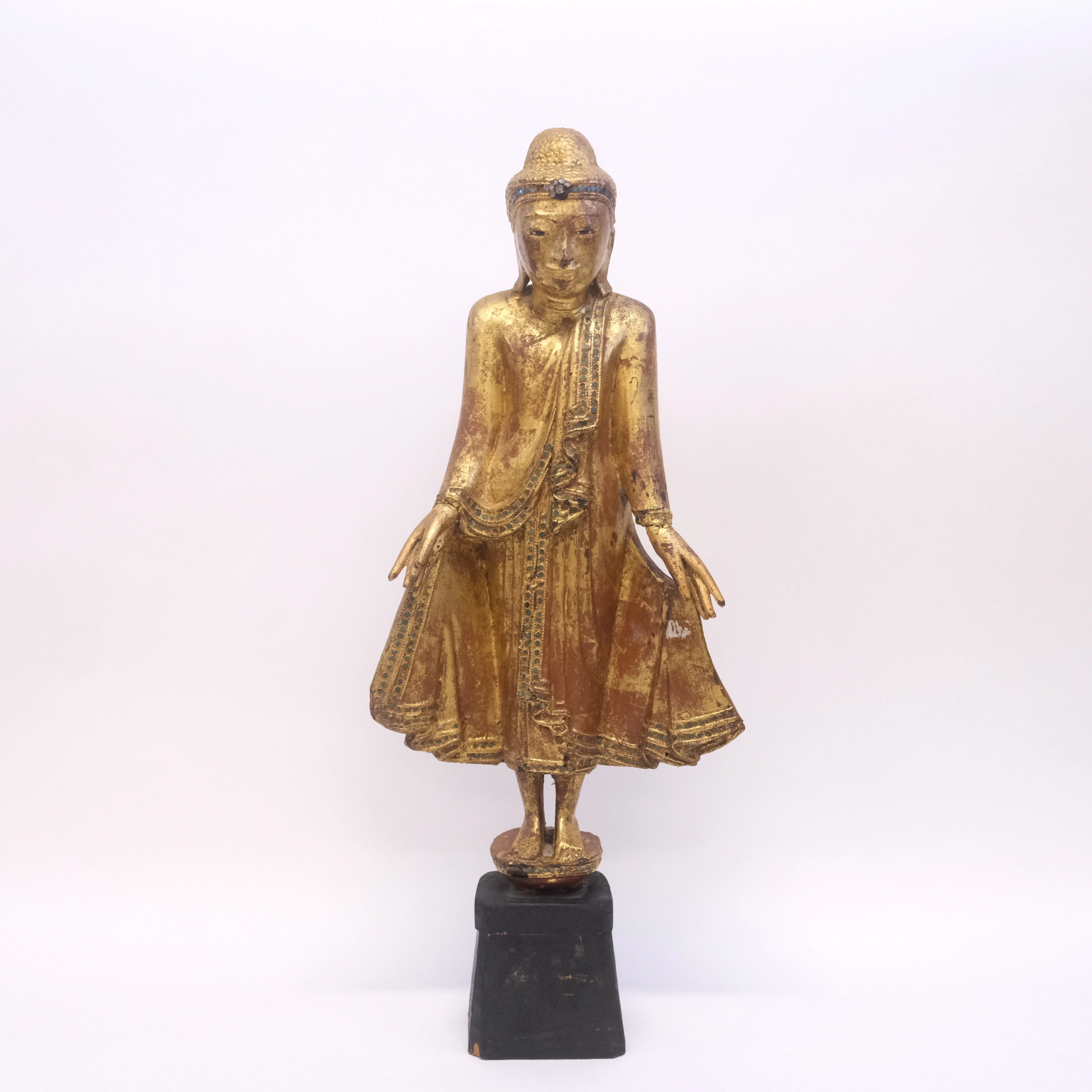 SKULPTUR, STÅENDE BUDDHA, FÖRGYLLT TRÄ, 1900-TAL.