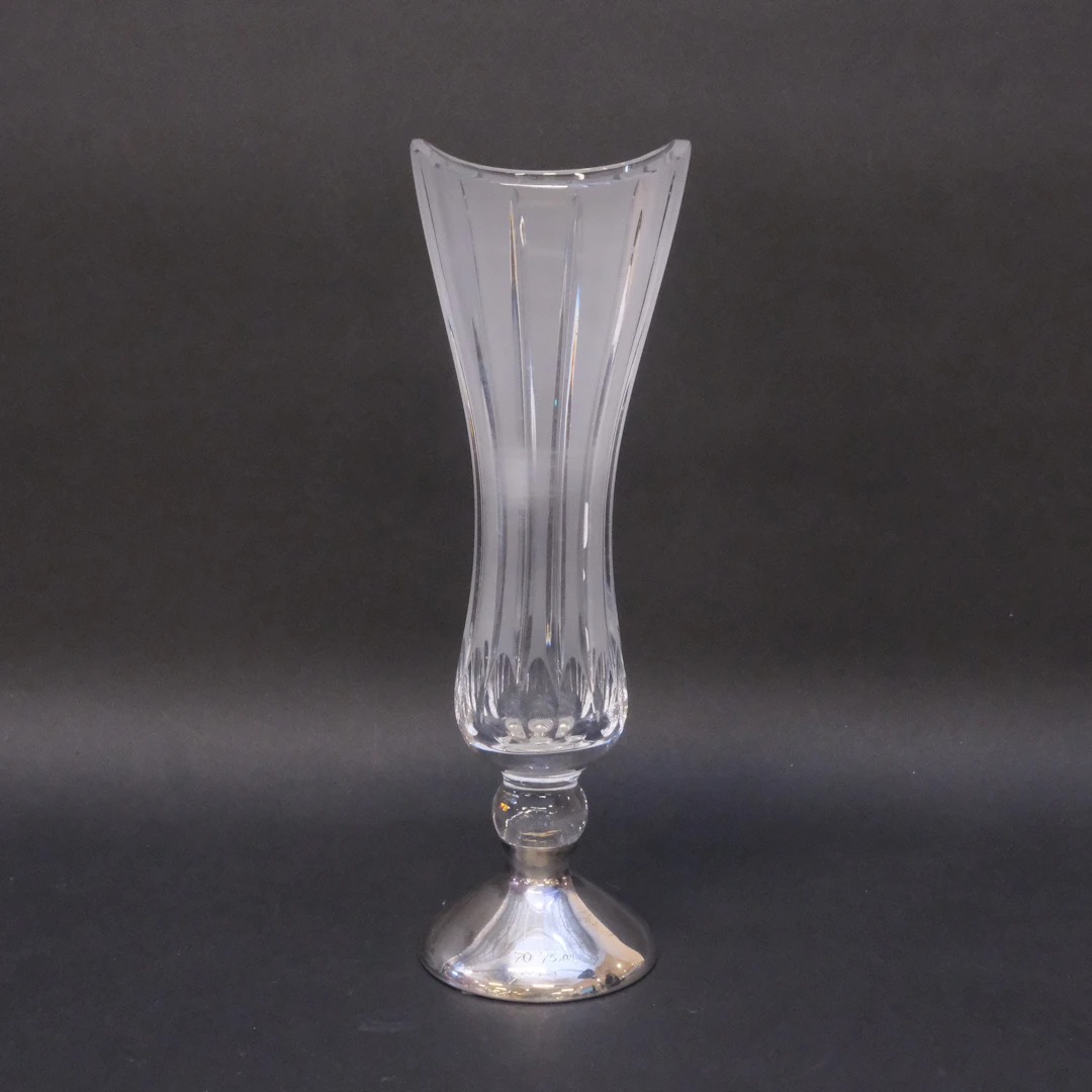 GLASVAS MED FOT I SILVER, FINLAND.