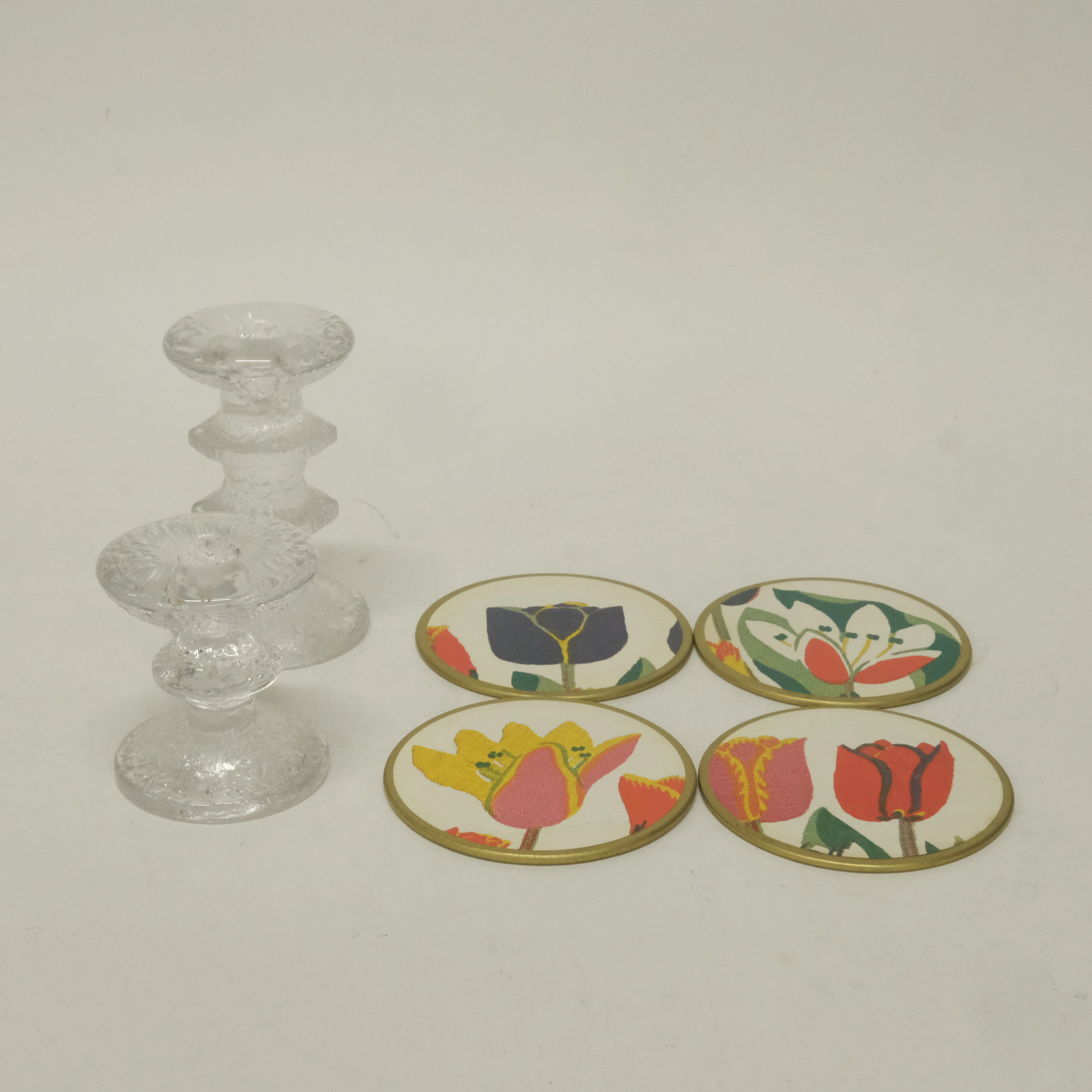 TIMO SARPANEVA. TVÅ LJUSSTAKAR, "FESTIVO" SAMT FYRA GLASUNDERLÄGG, Josef Frank.