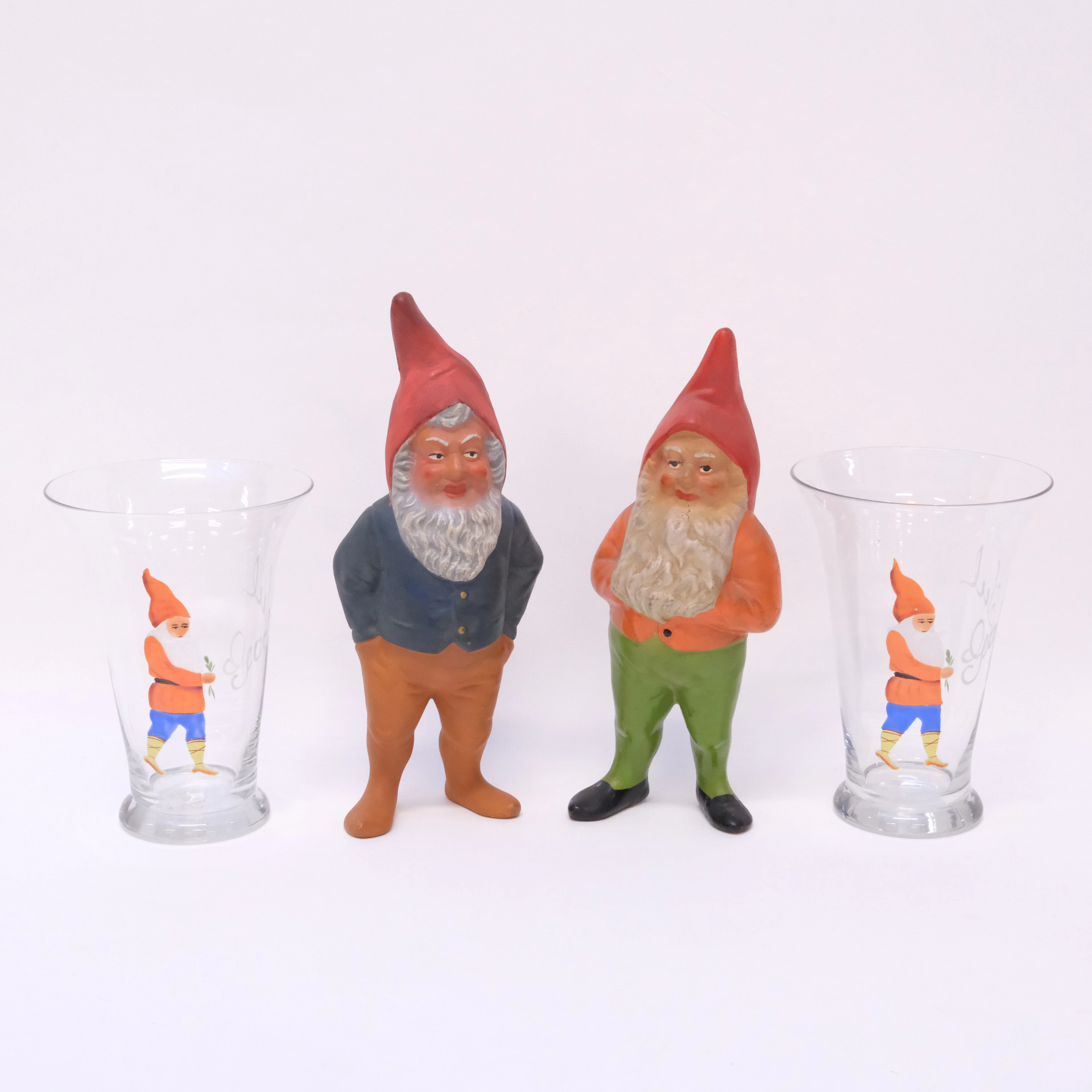 TVÅ TOMTAR SAMT TVÅ GLASVASER MED TOMTE-MOTIV.