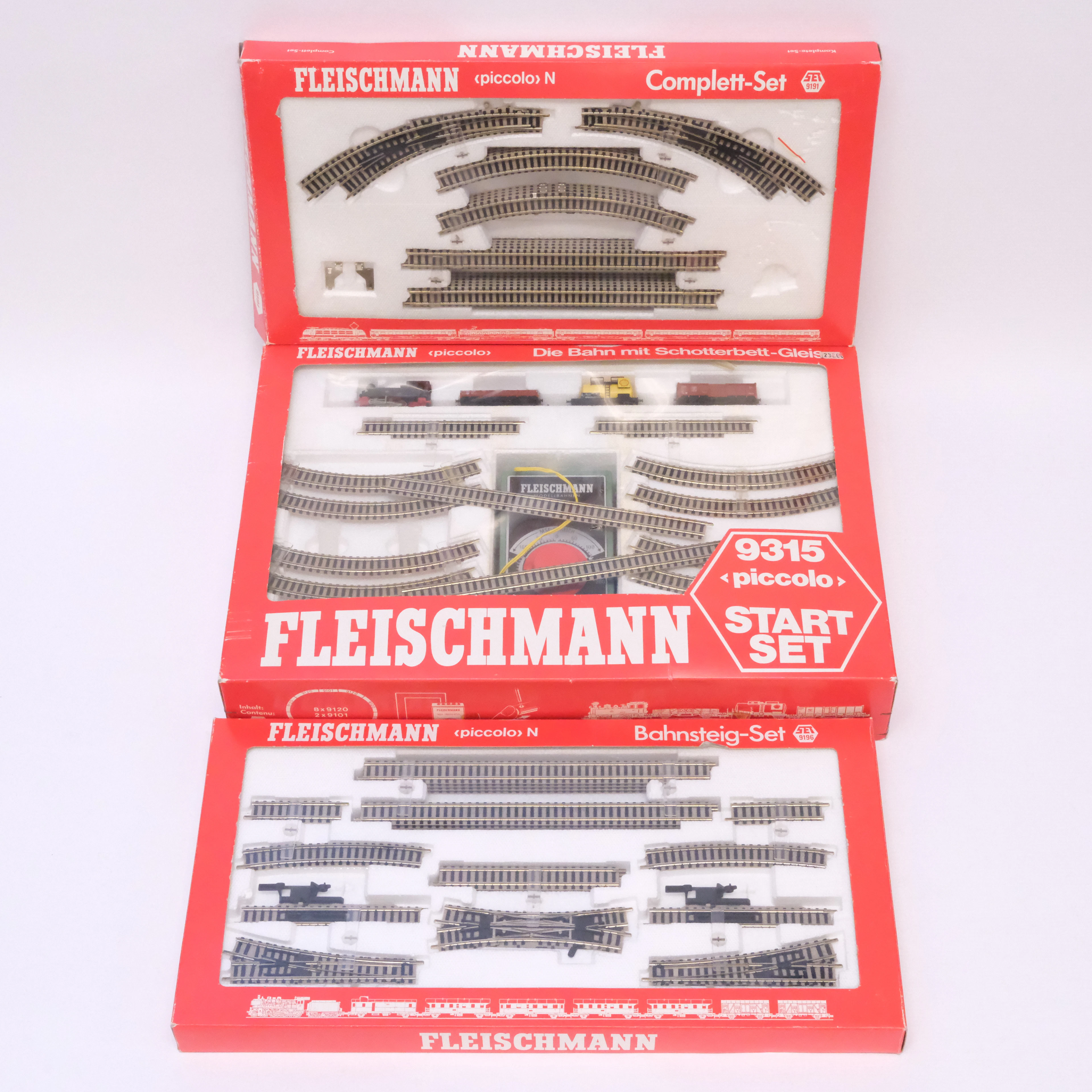 FLEISCHMANN. MODELLJÄRNVÄG, "PICCOLO". STARTSET SAMT TVÅ RÄLSSET. SKALA N.