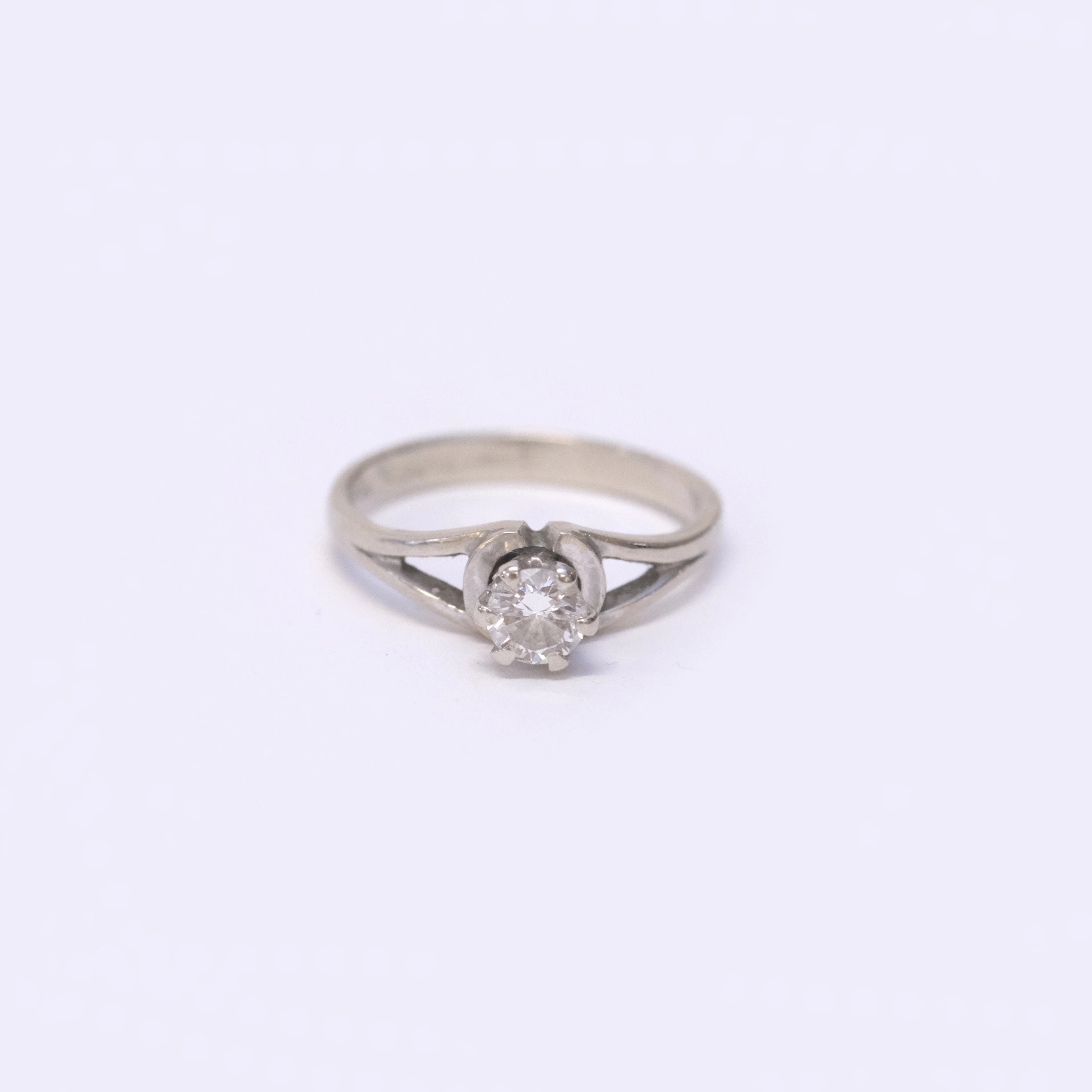 RING, SOLITÄR MED MOISSANITE, 18K VITGULD.