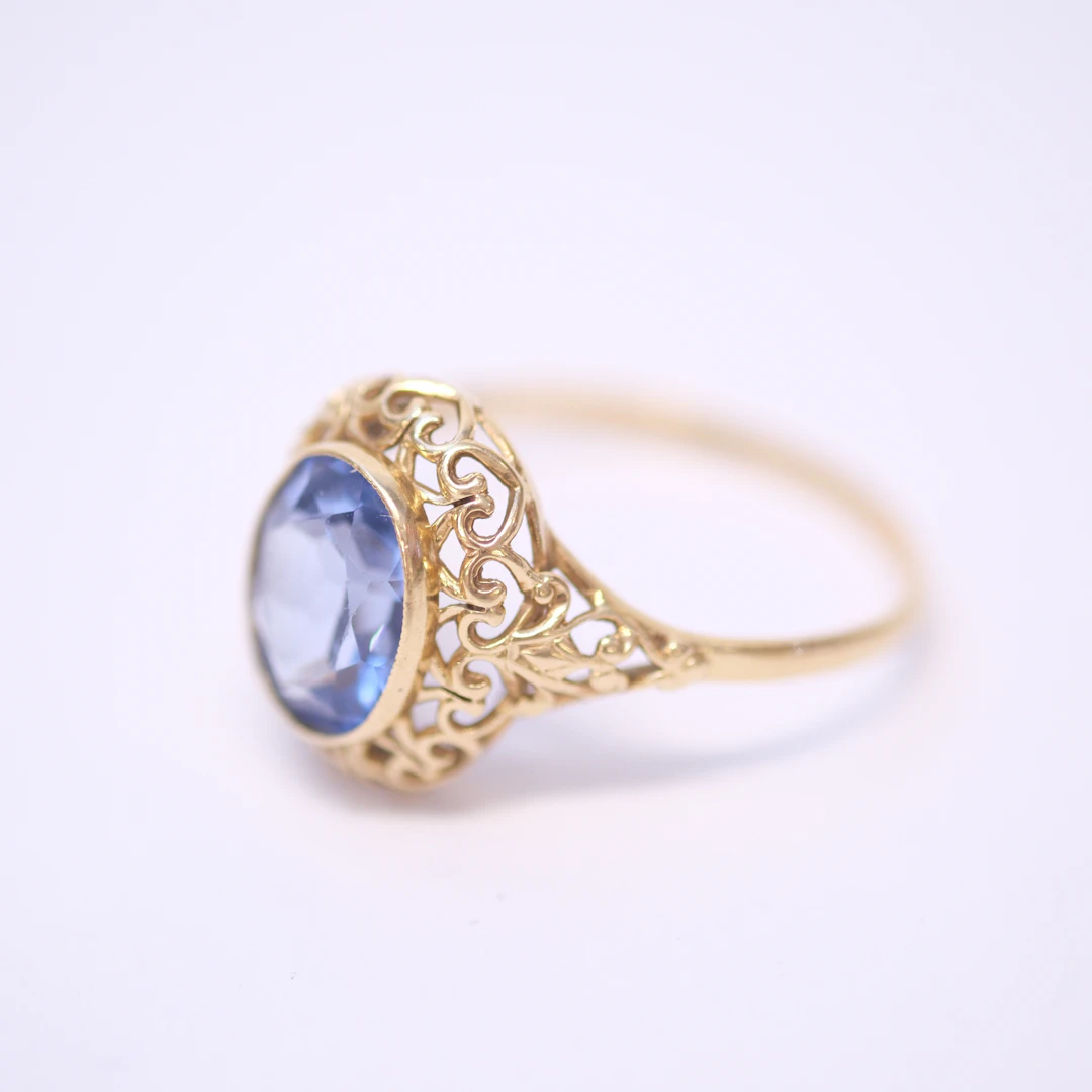 RING, 18K GULD, SYNTETISK LJUSBLÅ SPINELL.