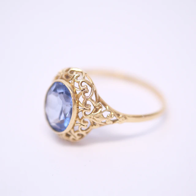 RING, 18K GULD, SYNTETISK LJUSBLÅ SPINELL.