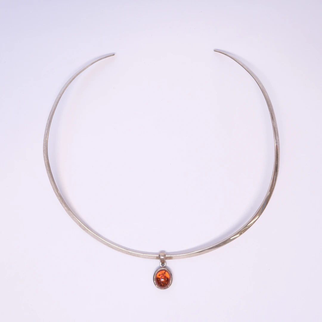 HALSRING MED HÄNGE, SILVER.