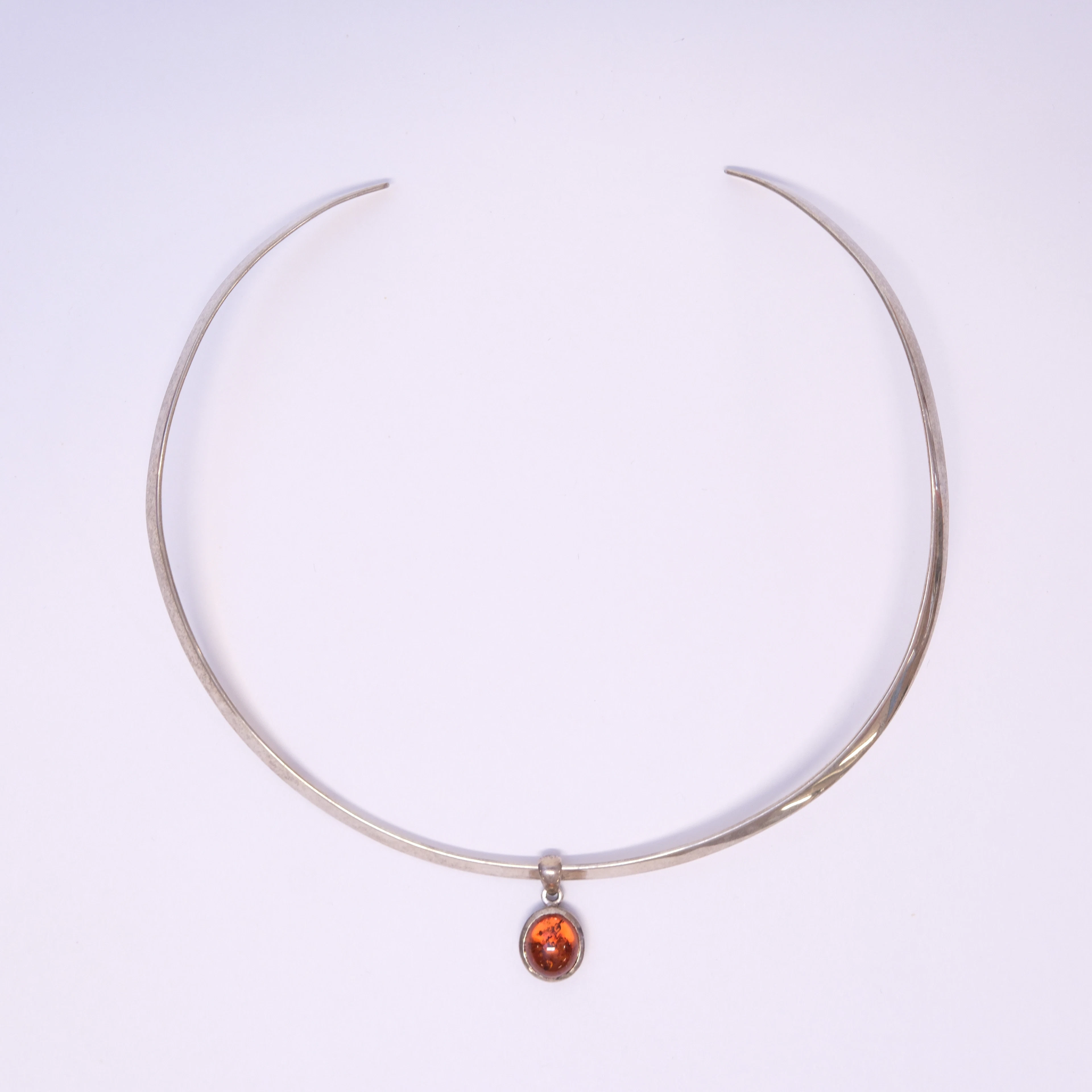 HALSRING MED HÄNGE, SILVER.
