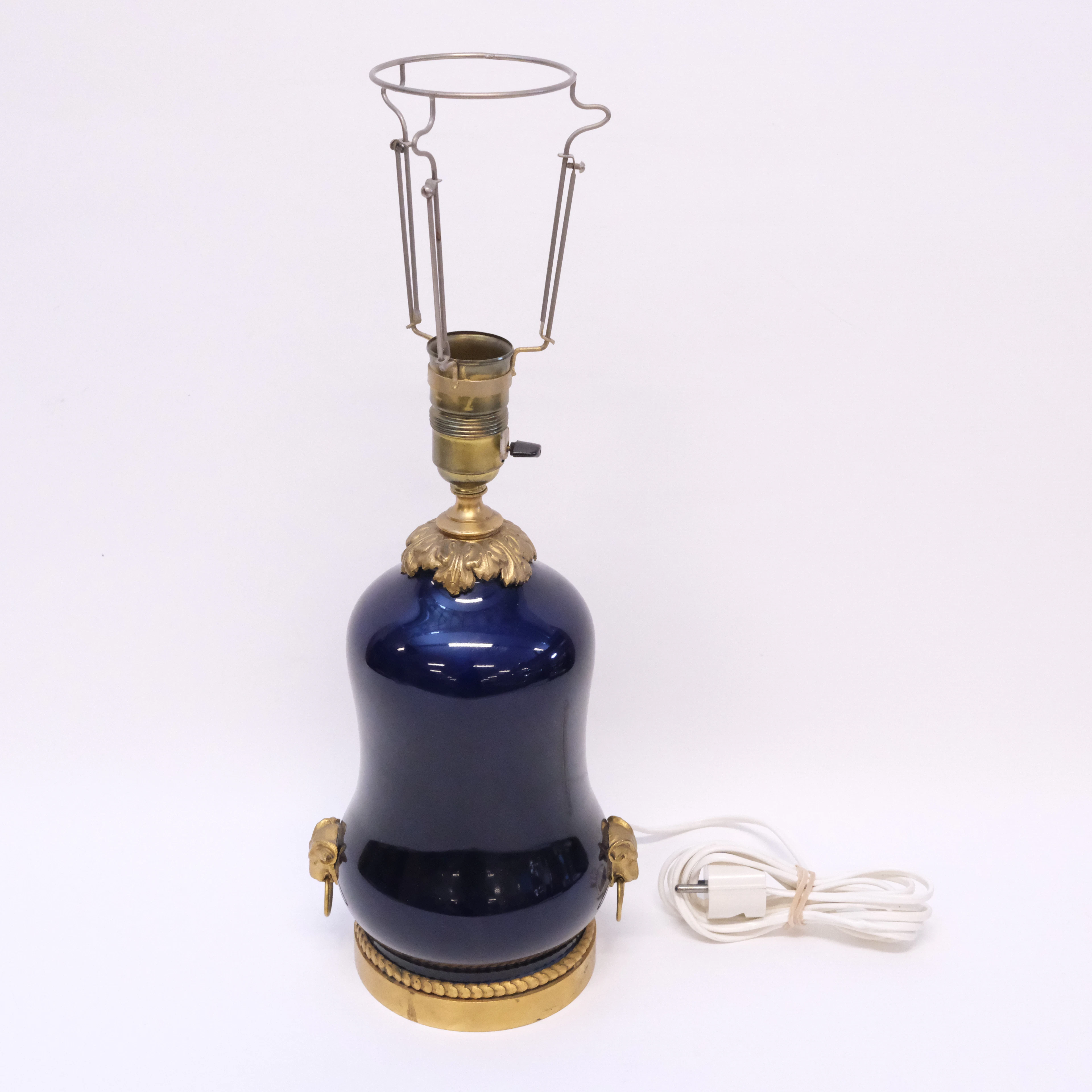 BORDSLAMPA, EMPIRESTIL, PORSLIN OCH MÄSSING.