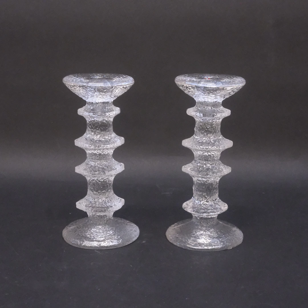 TIMO SARPANEVA. IITTALA, TVÅ LJUSSTAKAR " FESTIVO ".