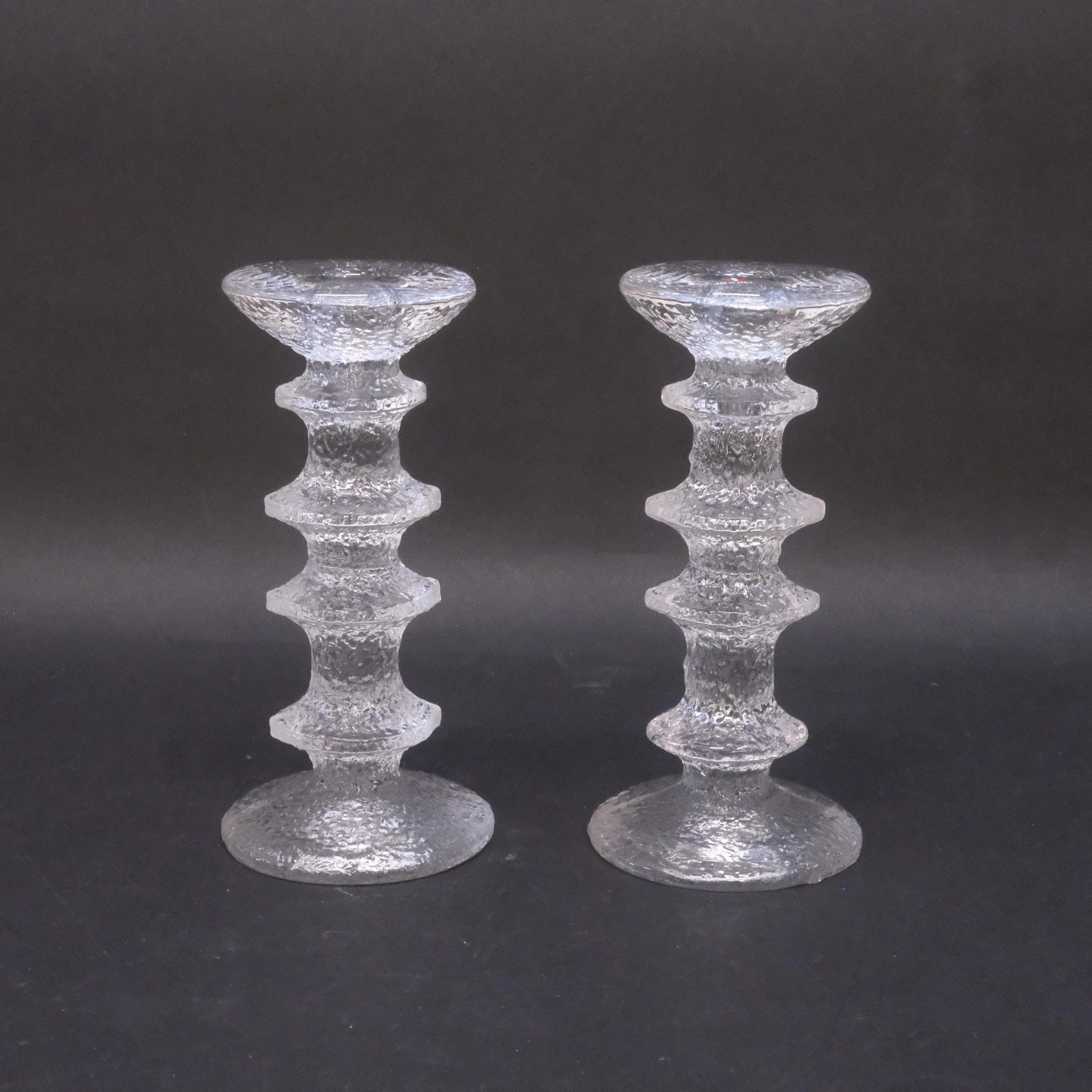 TIMO SARPANEVA. IITTALA, TVÅ LJUSSTAKAR " FESTIVO ".