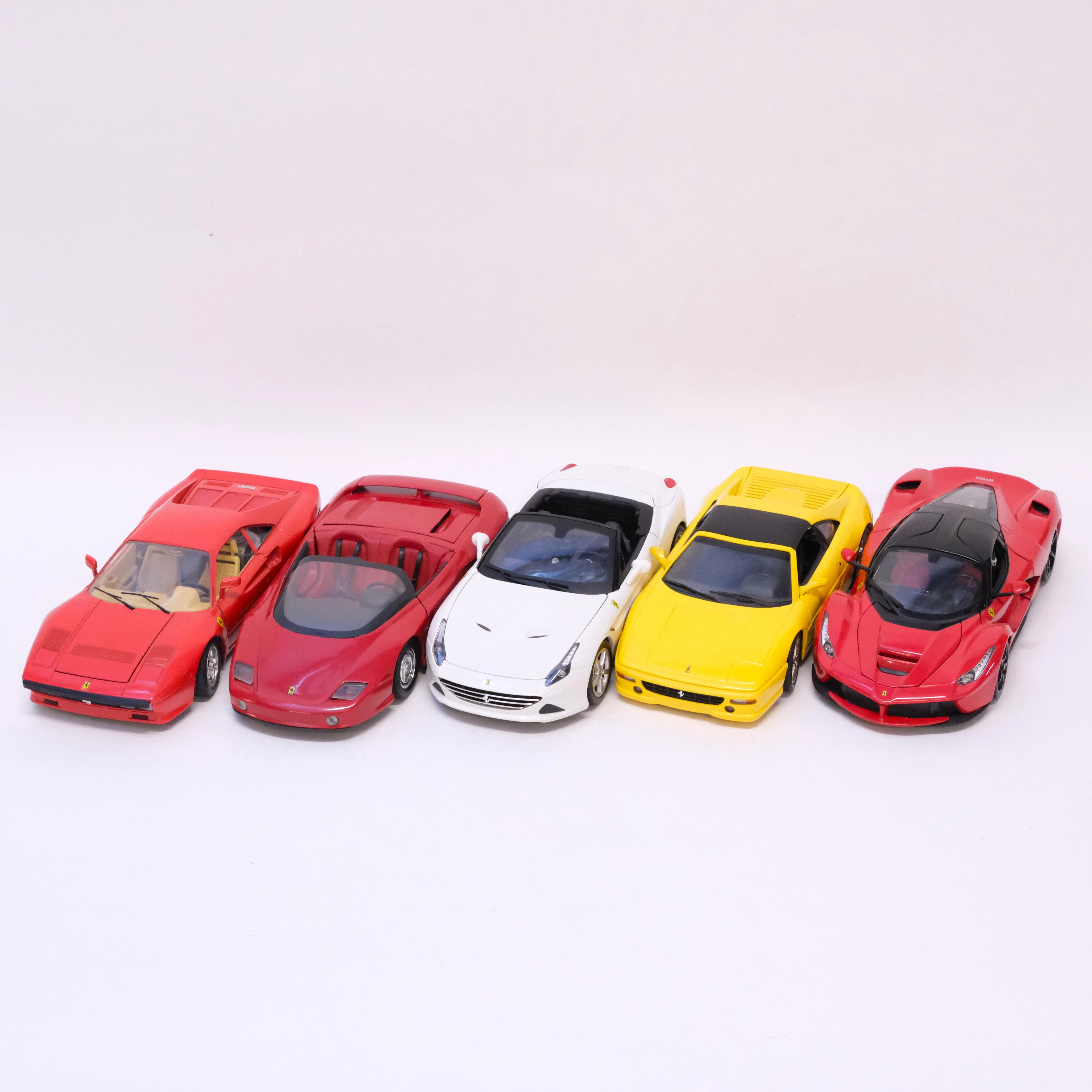 FEM MODELLBILAR, "FERRARI". BBURAGO, REVELL SAMT MATTEL. SKALA 1:18.
