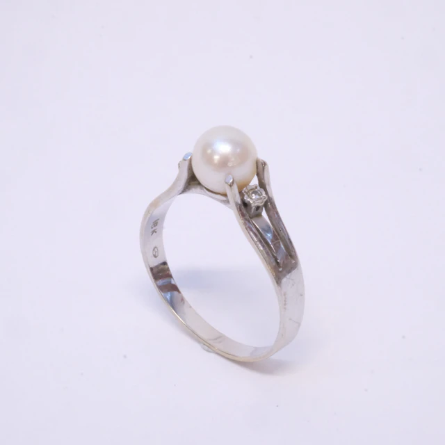 RING, 18K VITGULD MED PÄRLA OCH TVÅ DIAMANTER.