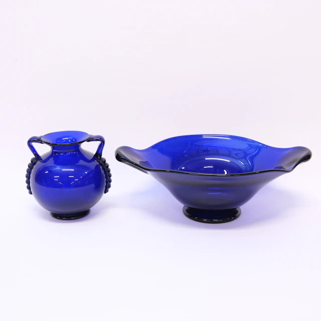 TVÅ GLASFÖREMÅL, BLÅTONAT GLAS.