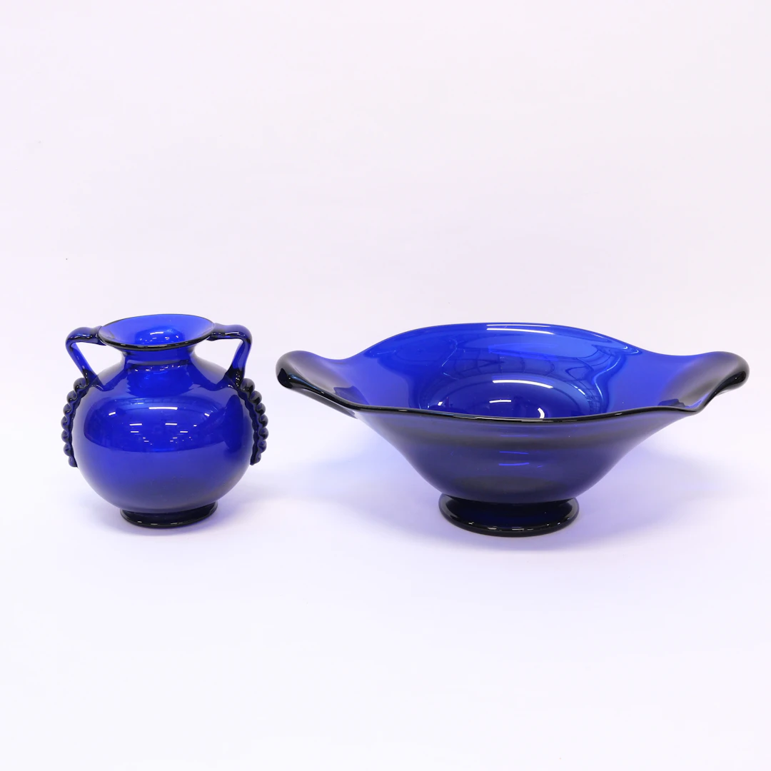 TVÅ GLASFÖREMÅL, BLÅTONAT GLAS.