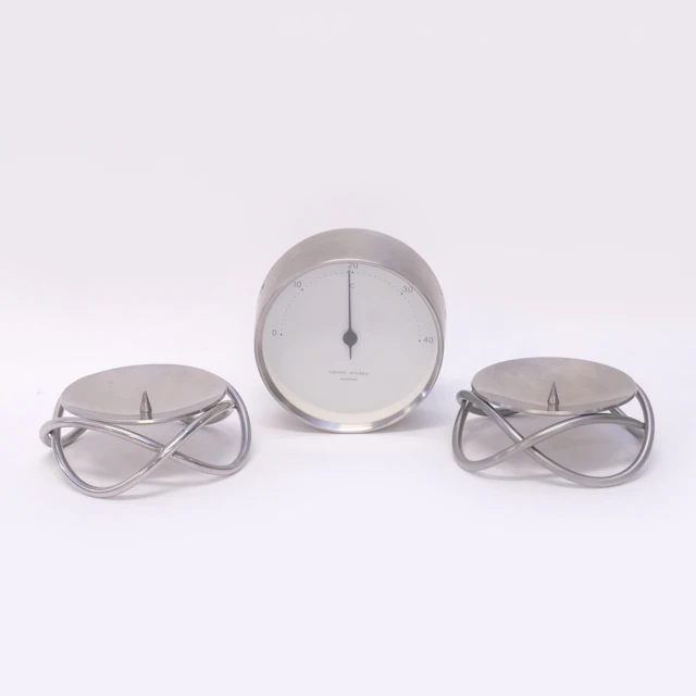 GEORG JENSEN, TERMOMETER SAMT TVÅ LJUSSTAKAR.