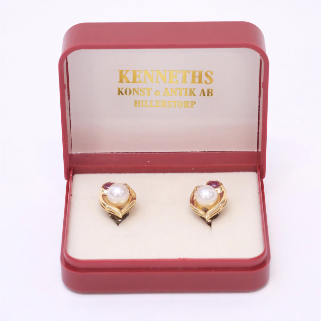 ÖRHÄNGEN, ETT PAR, 18K GULD MED DIAMANTER, RUBINER OCH PÄRLA.