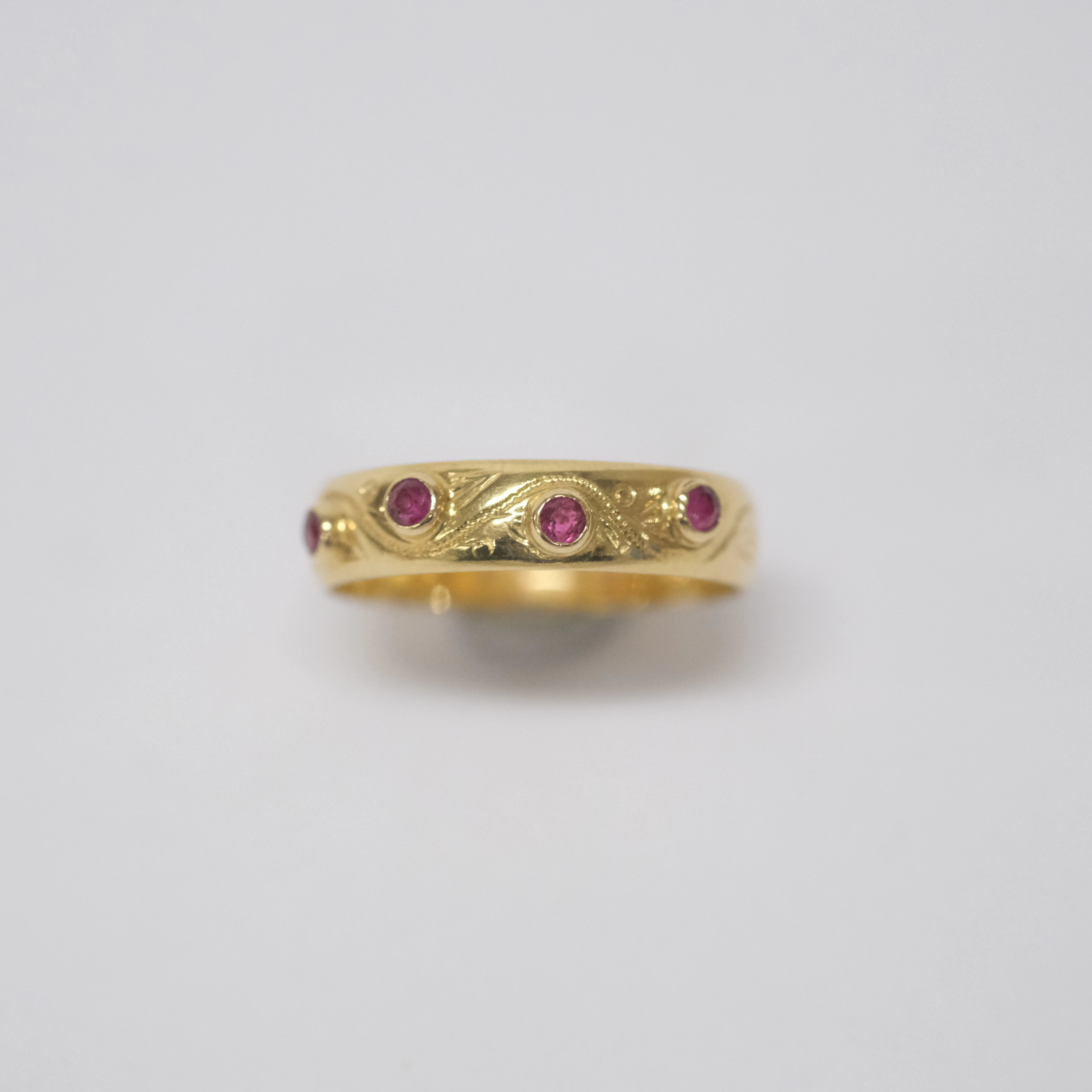 RING MED RÖDA TOPASER, 18K GULD.