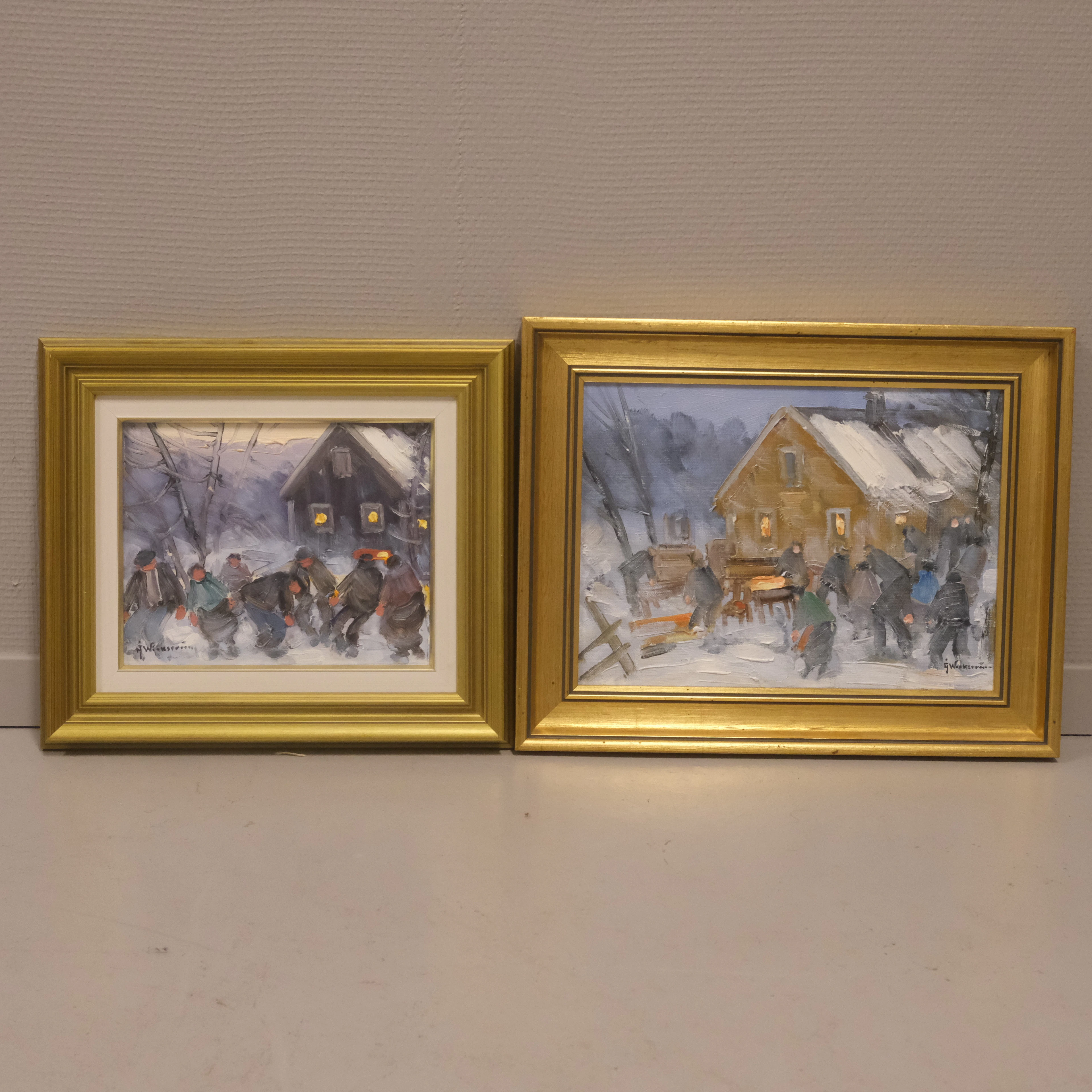 ÅKE WICKSTRÖM. TVÅ OLJOR PÅ DUK. GÅRDSMOTIV MED FIGURER I VINTERTID.