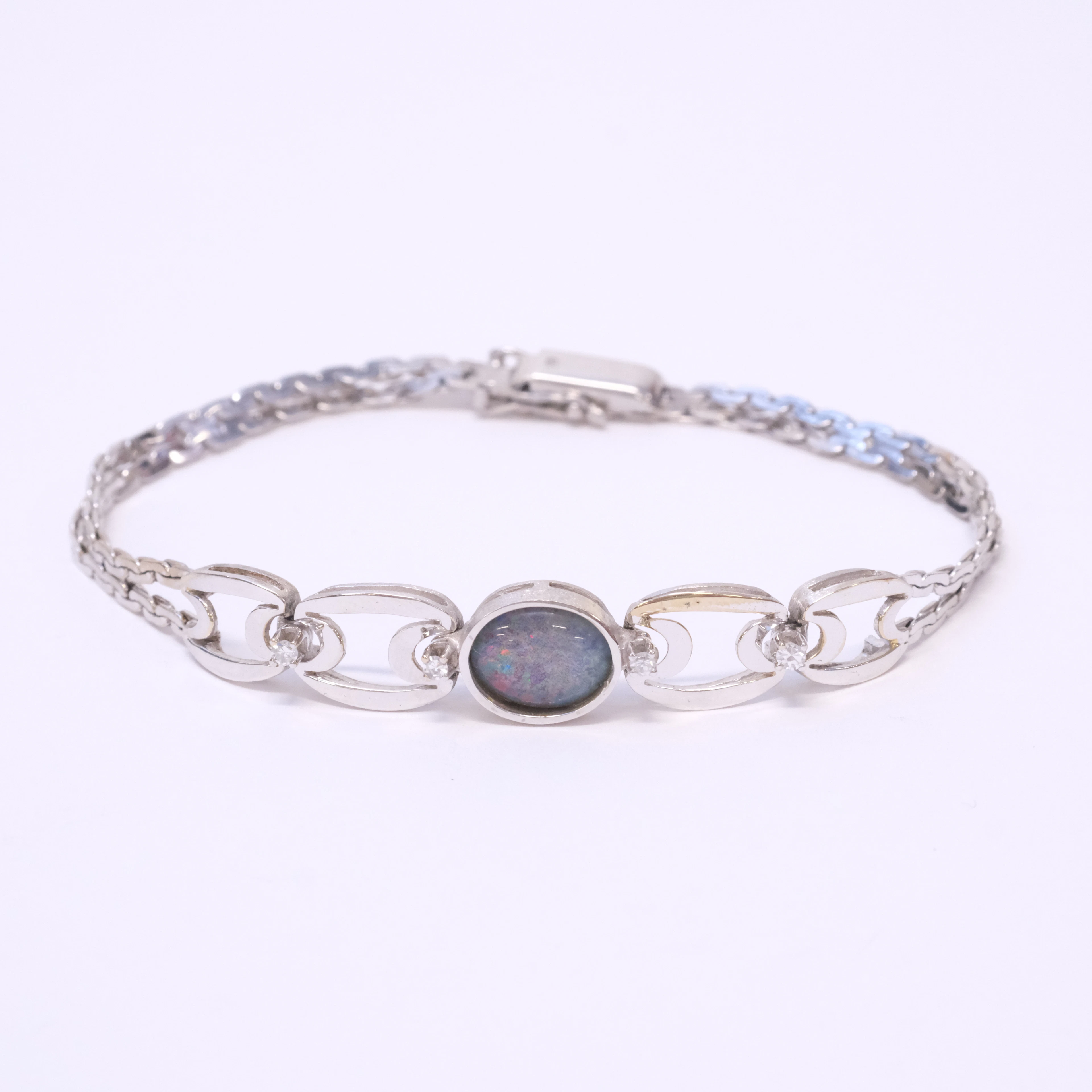 ARMBAND, 18K VITGULD MED DIAMANTER OCH OPAL.
