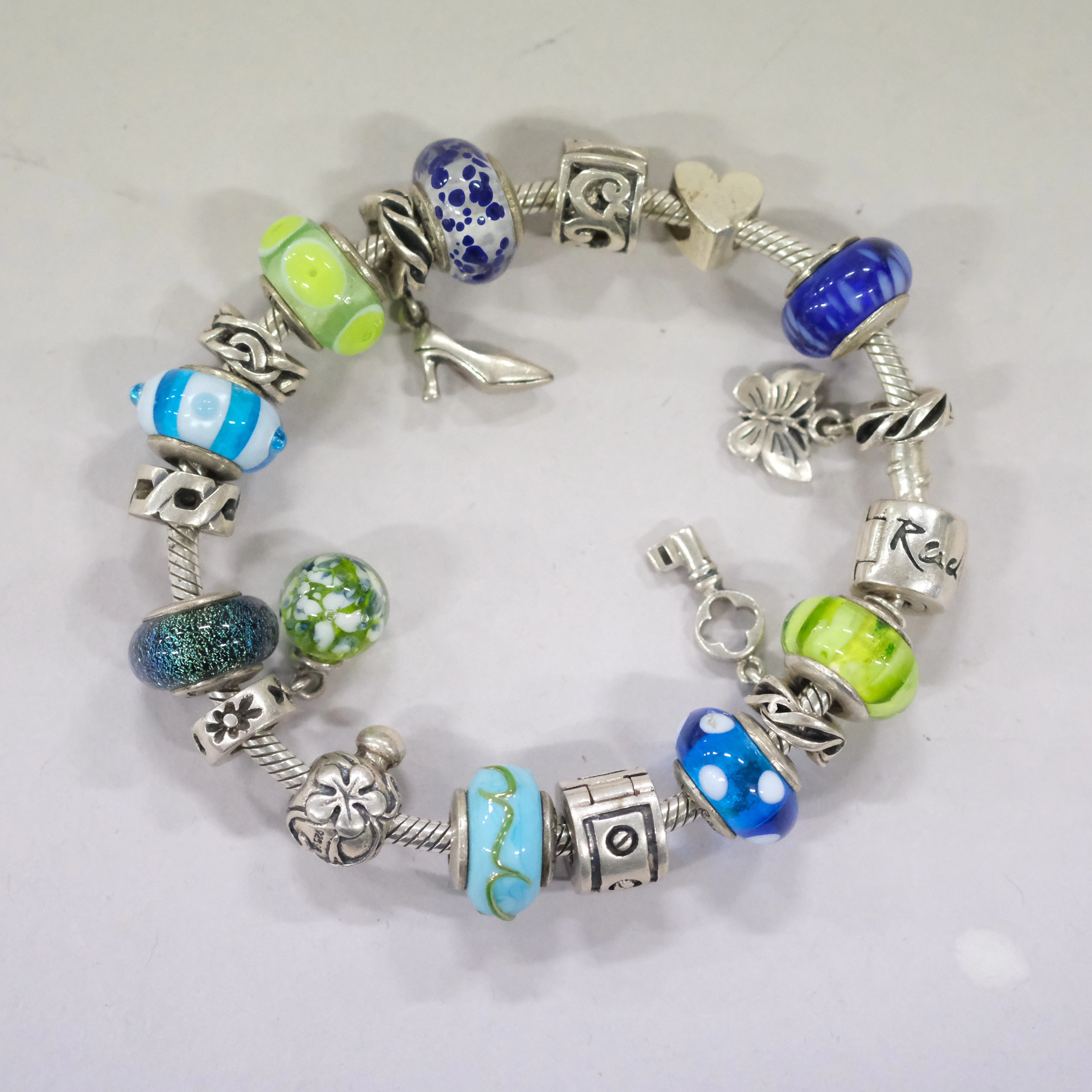 ARMBAND MED BERLOCKER, SILVE RADO.