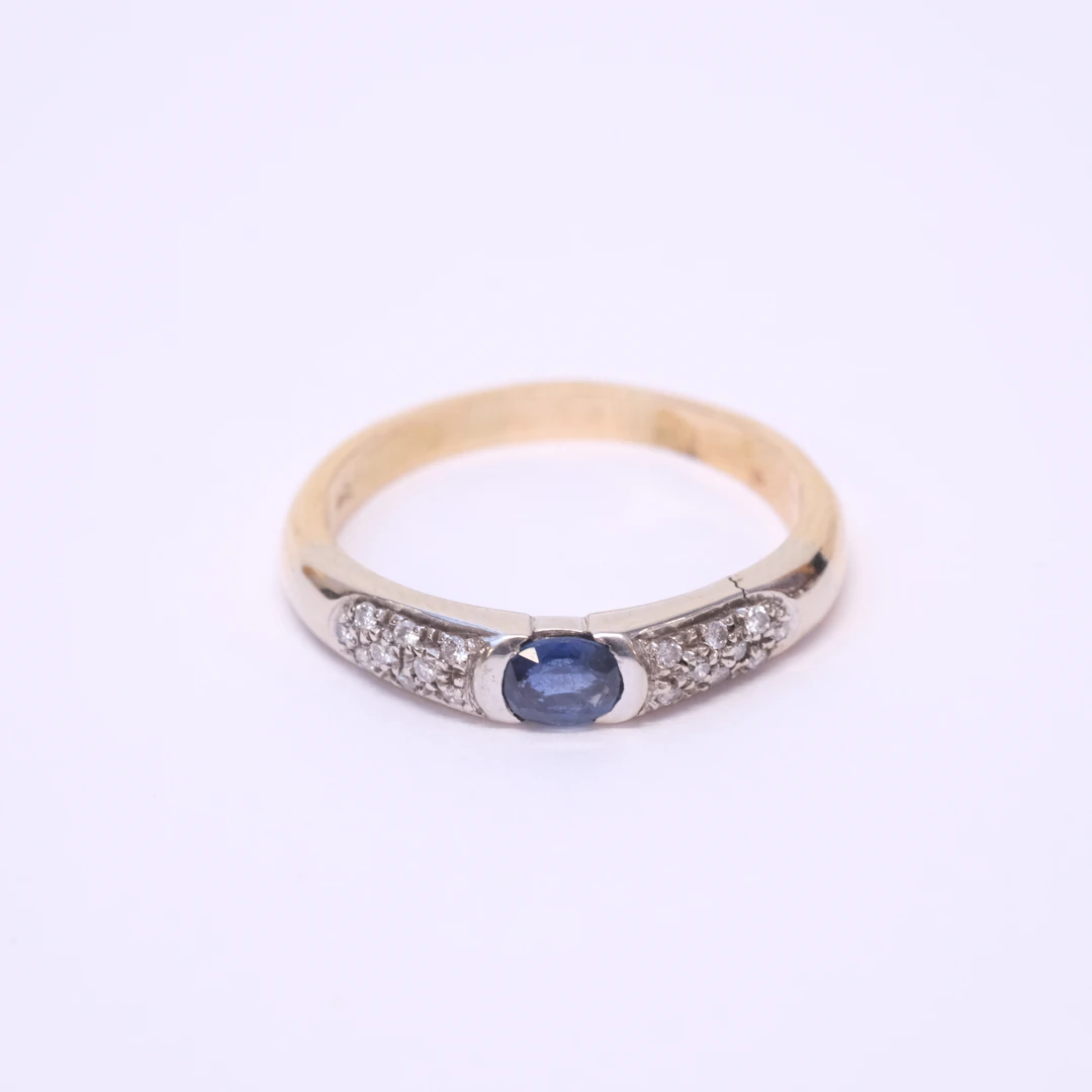 RING MED SAFIR OCH DIAMANTER, 18K GULD.