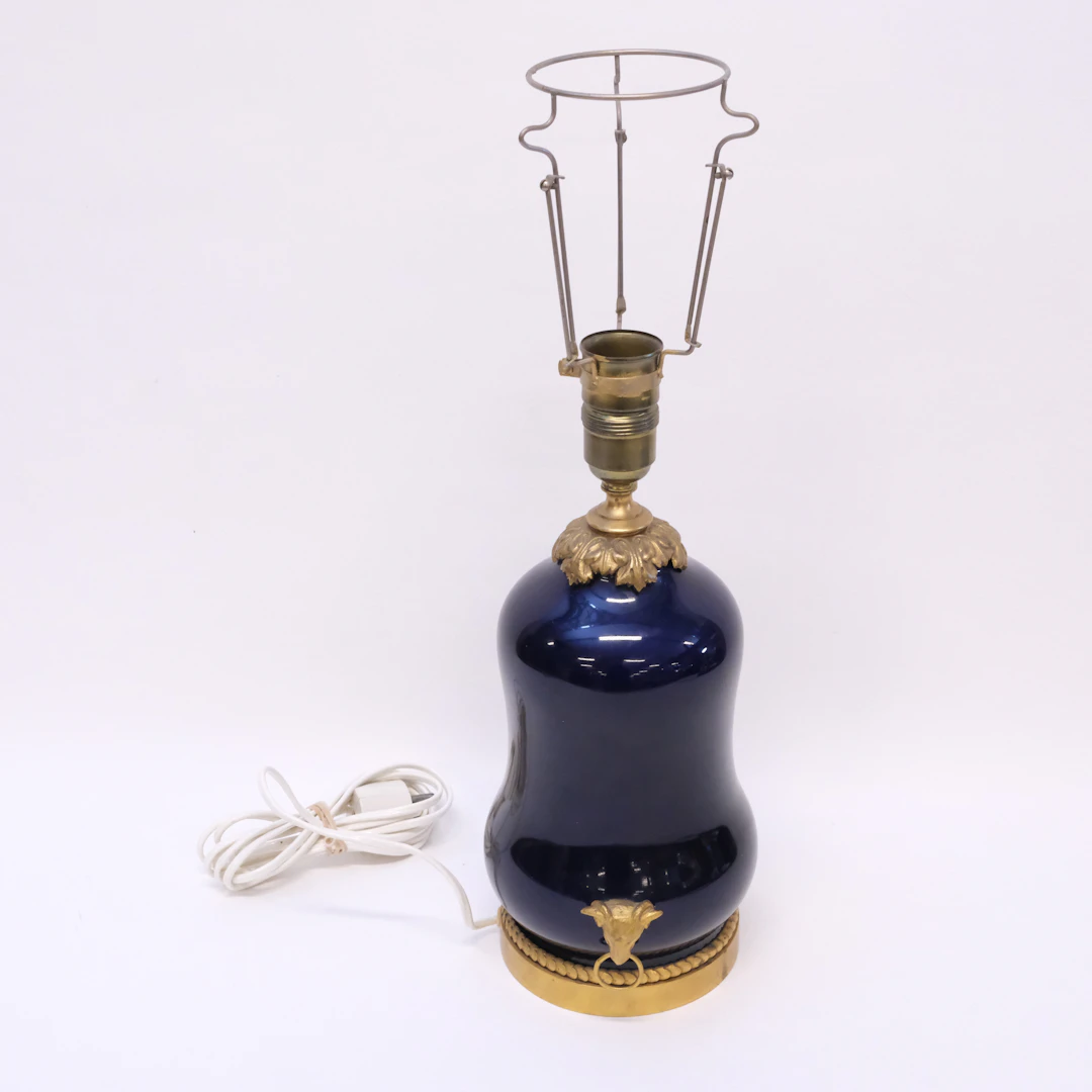 BORDSLAMPA, EMPIRESTIL, PORSLIN OCH MÄSSING.