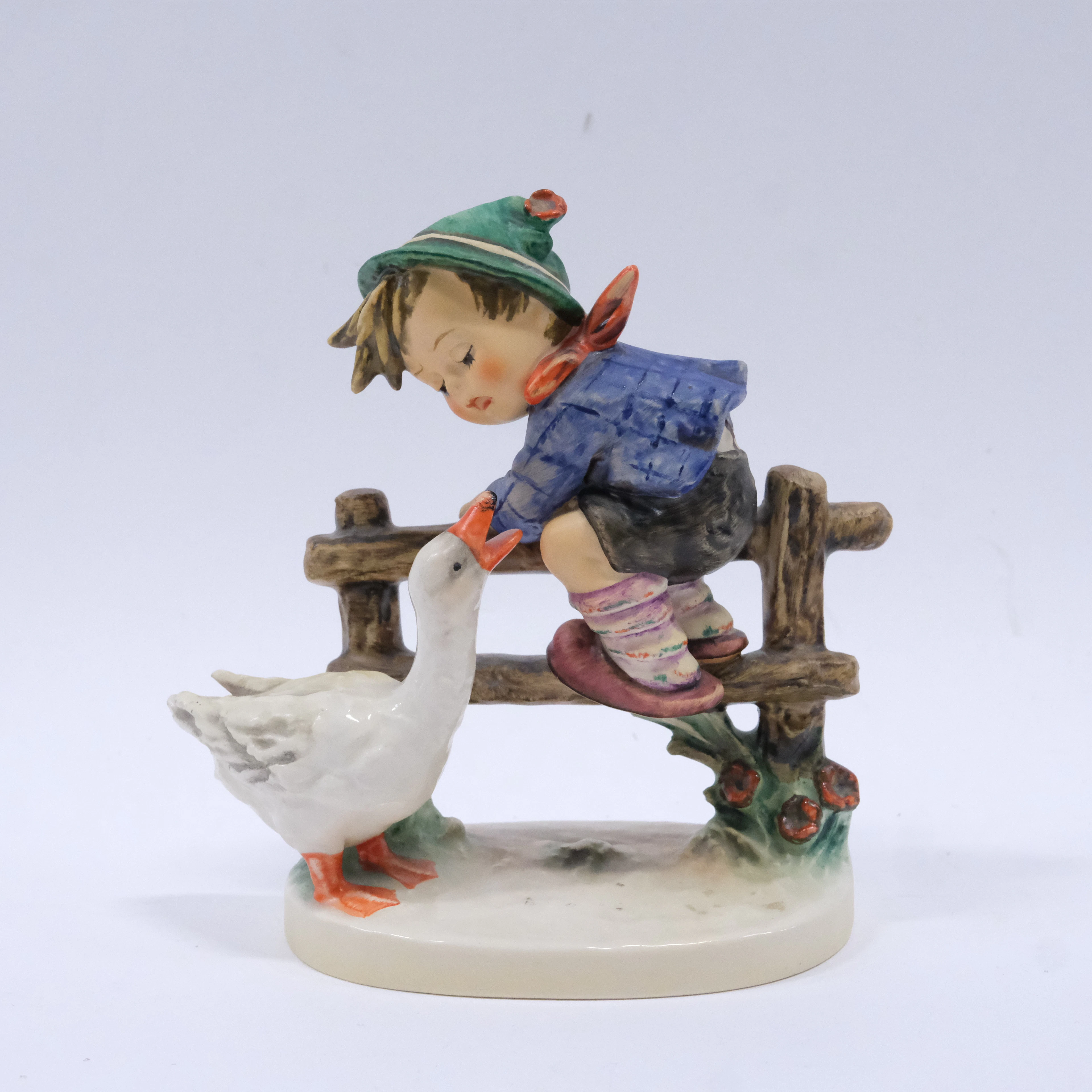 STOR FIGURIN, POJKE MED GÅS, M. J. HUMMEL, GOEBEL, TYSKLAND.