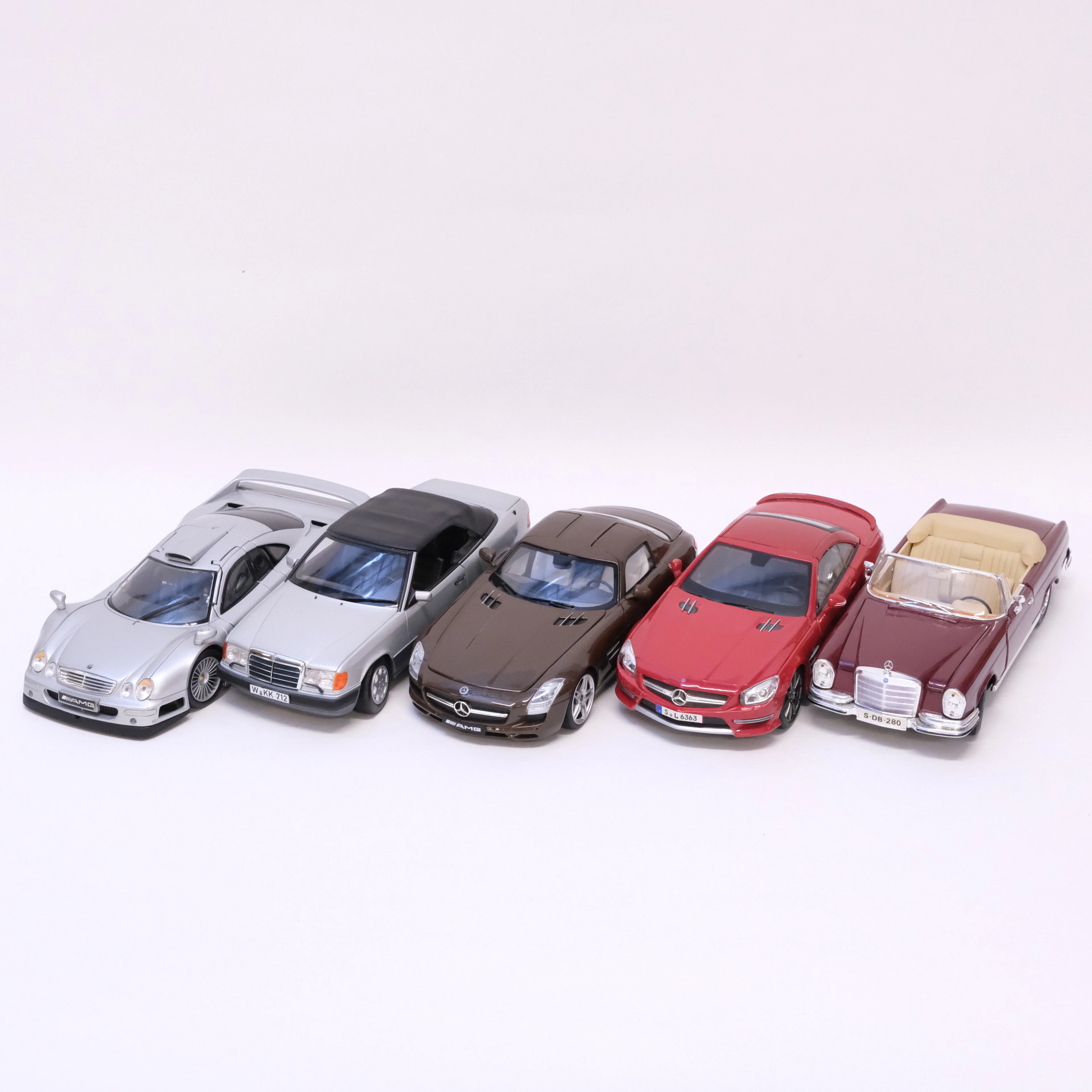 FEM MODELLBILAR, "MERCEDES-BENZ". MOTORMAX, MAISTO SAMT NOREV. SKALA 1:18.