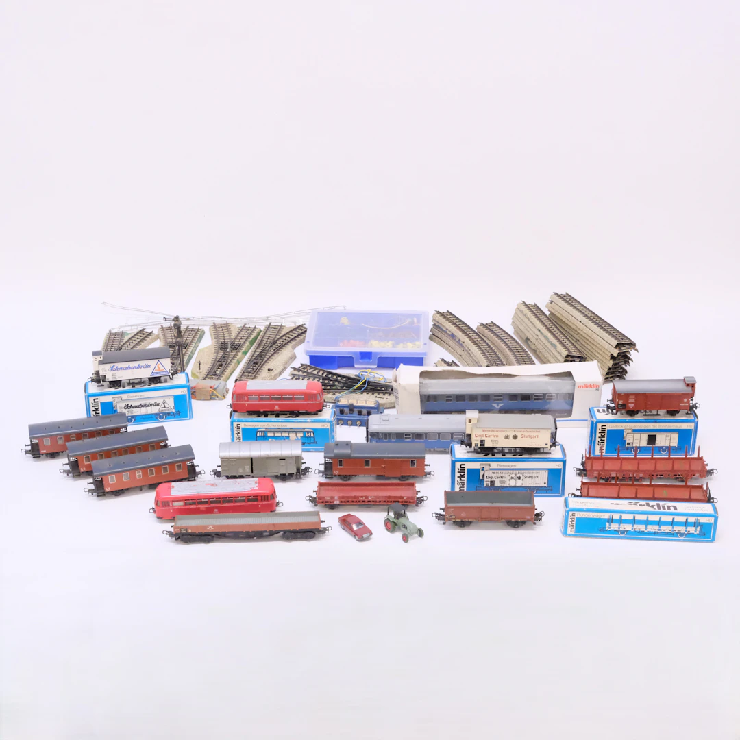 MODELLJÄRNVÄGS DELAR, MESTADELS MÄRKLIN. SKALA H0.