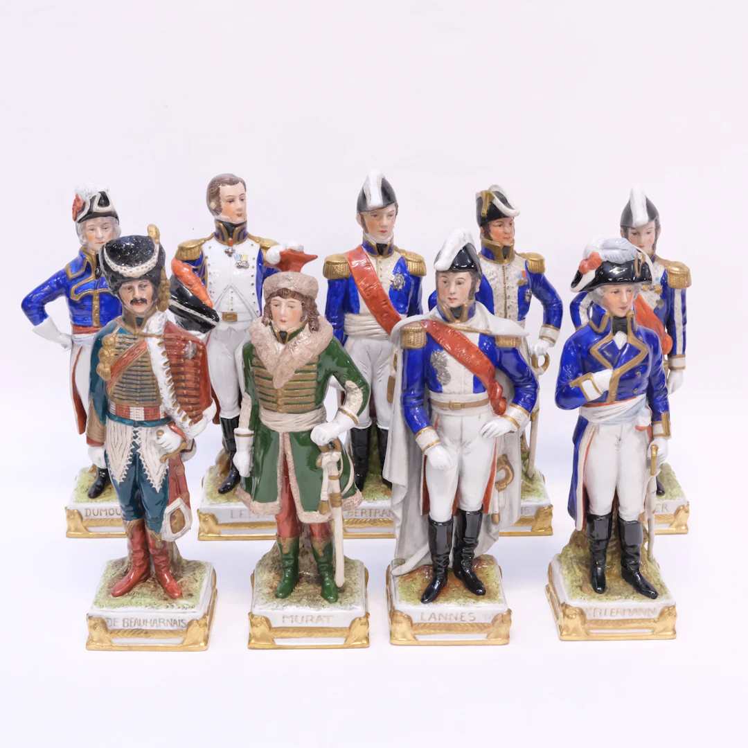 SITZENDORF. NIO FIGURINER FÖRESTÄLLANDE NAPOLEONS GENERALER. 1900-TAL.