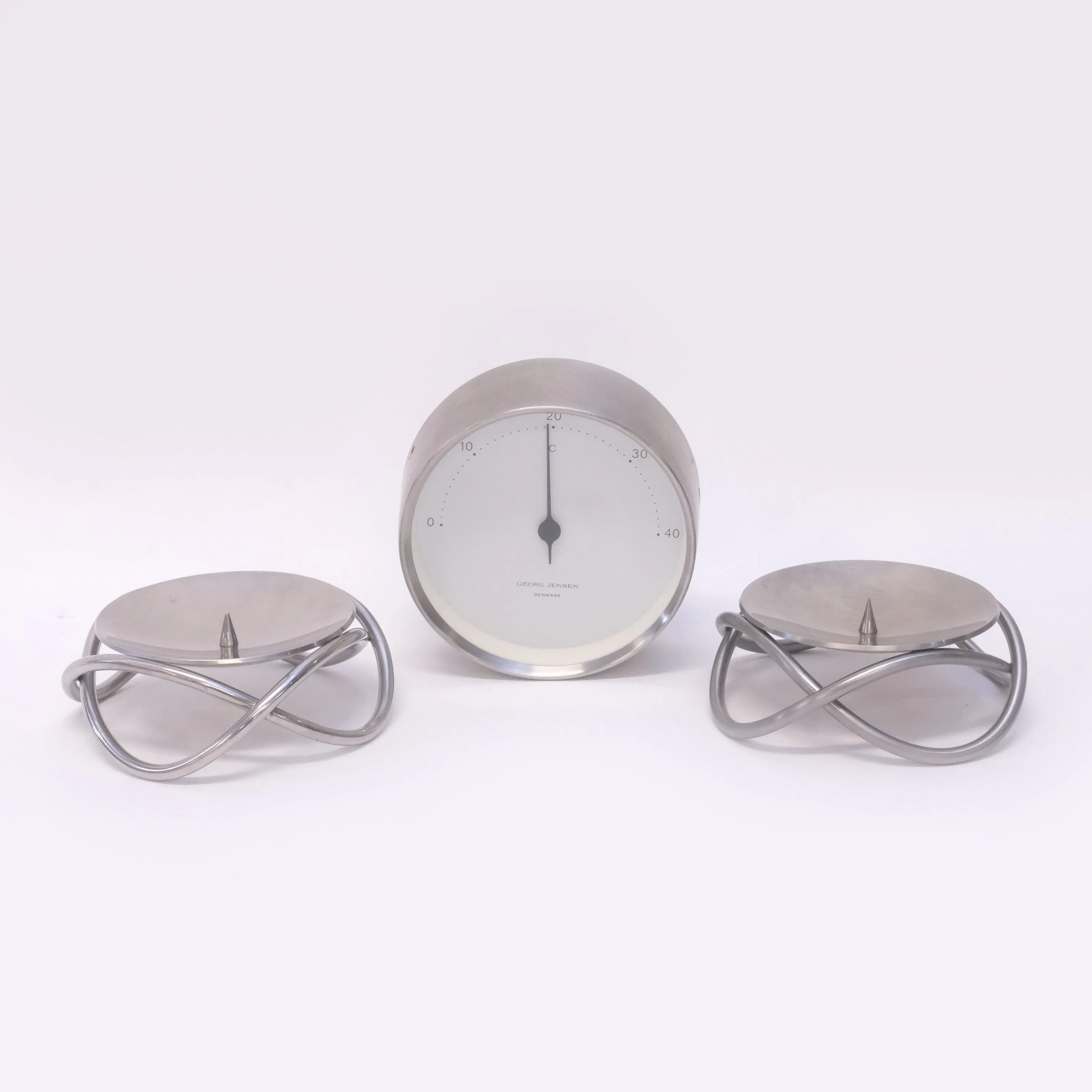 GEORG JENSEN, TERMOMETER SAMT TVÅ LJUSSTAKAR.