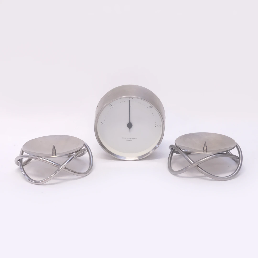 GEORG JENSEN, TERMOMETER SAMT TVÅ LJUSSTAKAR.