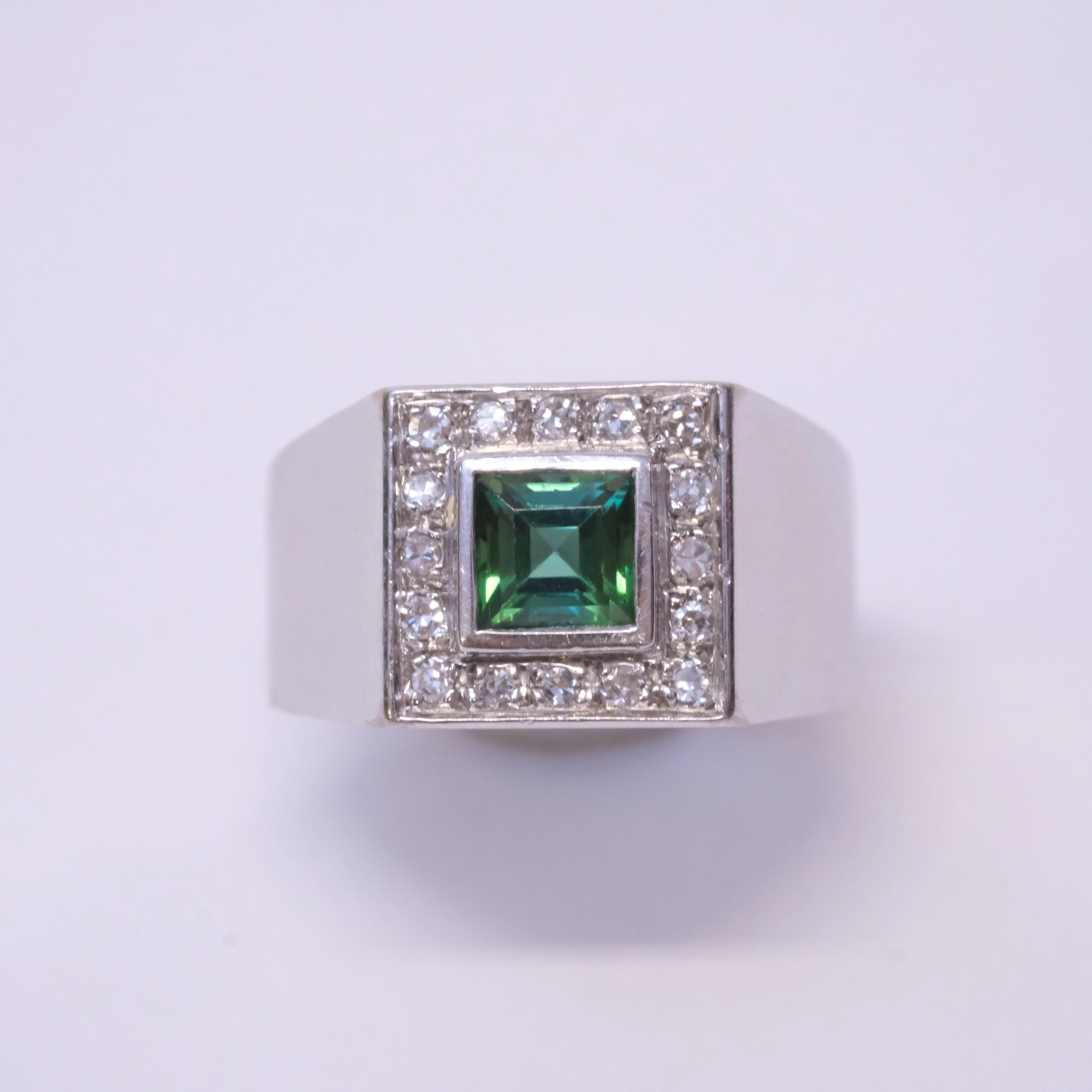 RING, 18K VITT GULD MED SMARAGD OCH DIAMANTER.