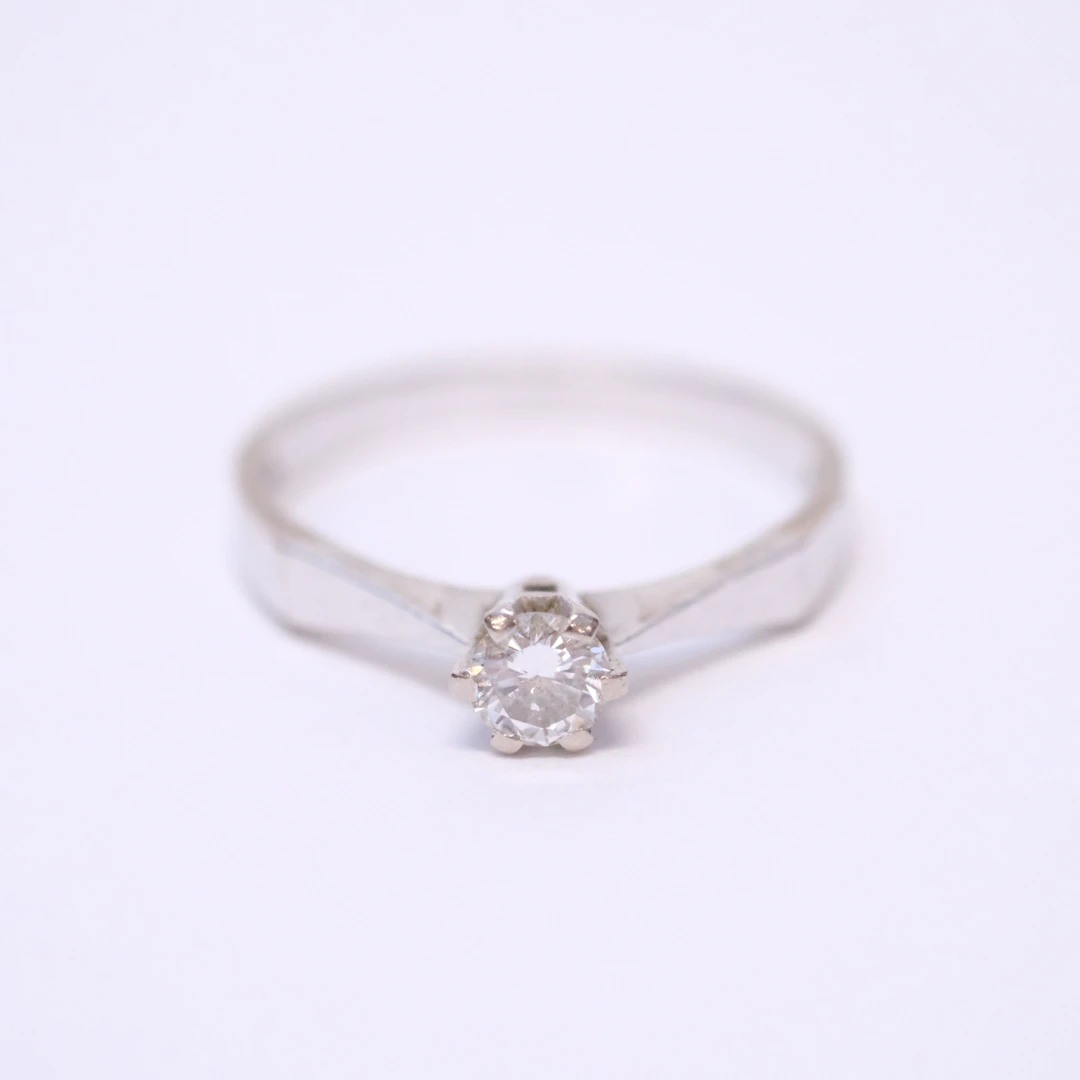 SOLITÄRRING, 18K VITT GULD MED DIAMANT.
