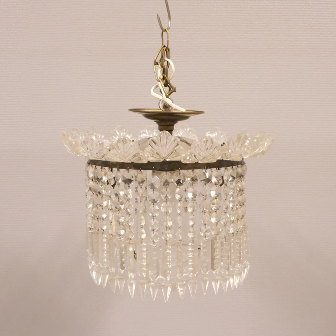 TAKLAMPA MED PRISMOR OCH GLASKRAGE. 1900-TAL.