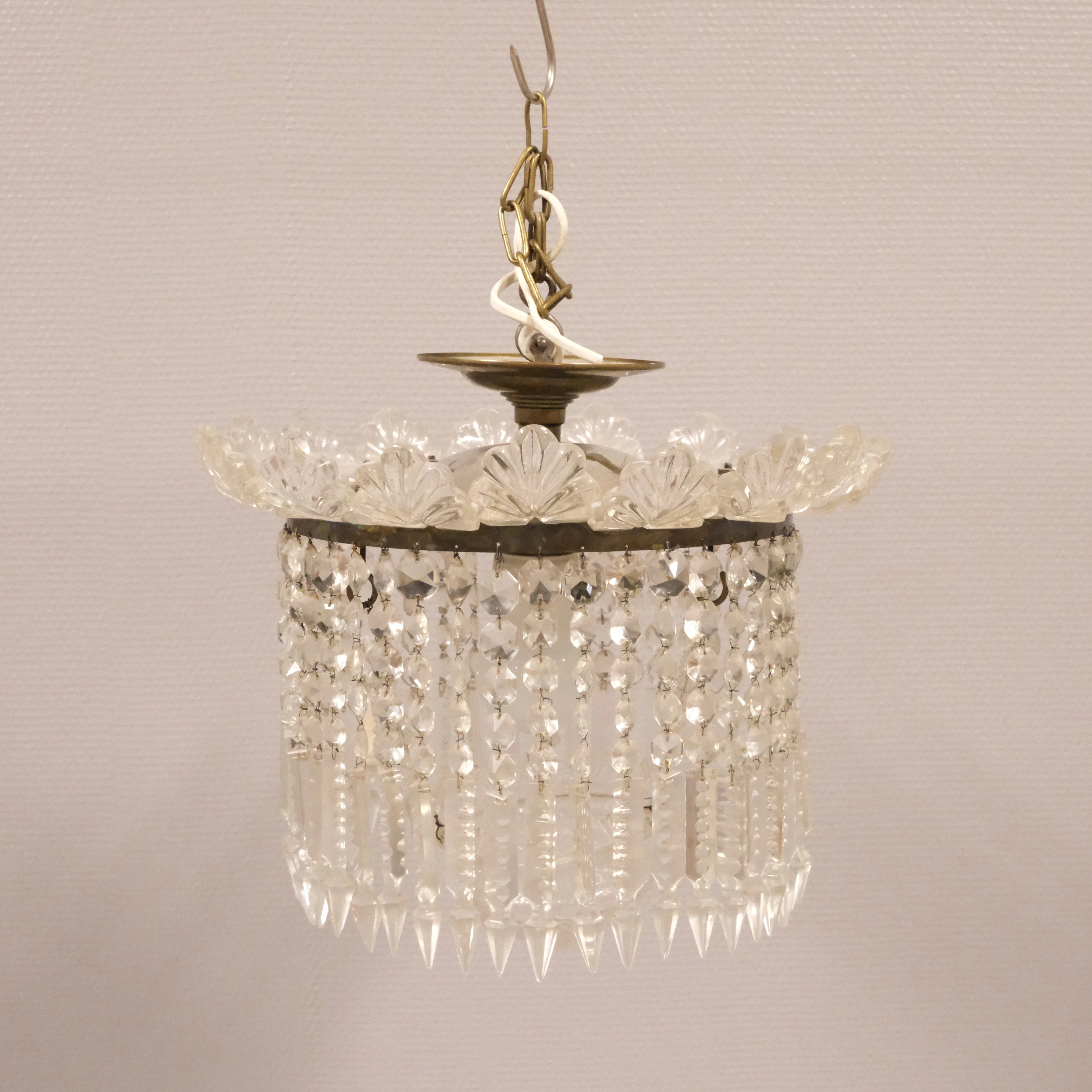 TAKLAMPA MED PRISMOR OCH GLASKRAGE. 1900-TAL.