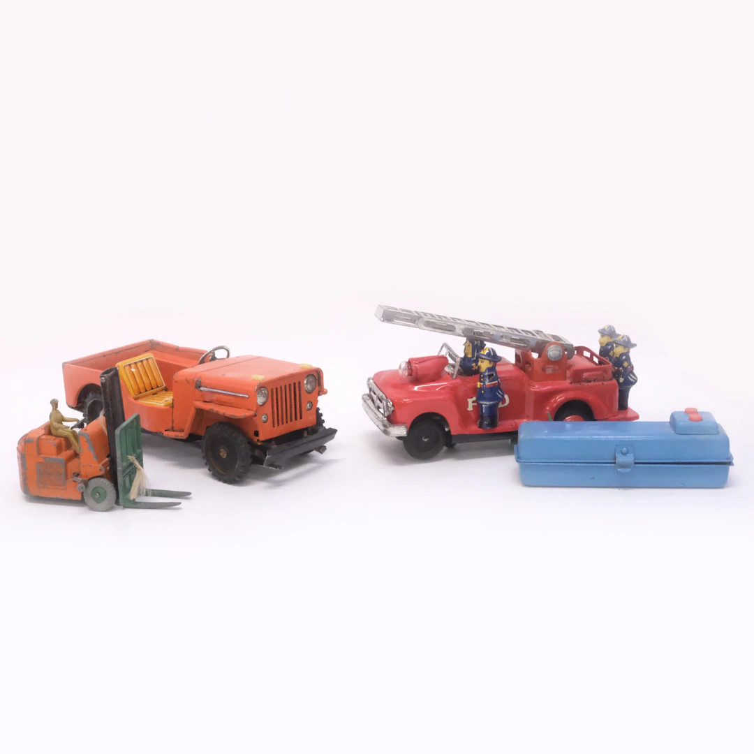MODELLBILAR, FIRE ENGINE, JEEP FRICTION SAMT LIFT TRUCK.