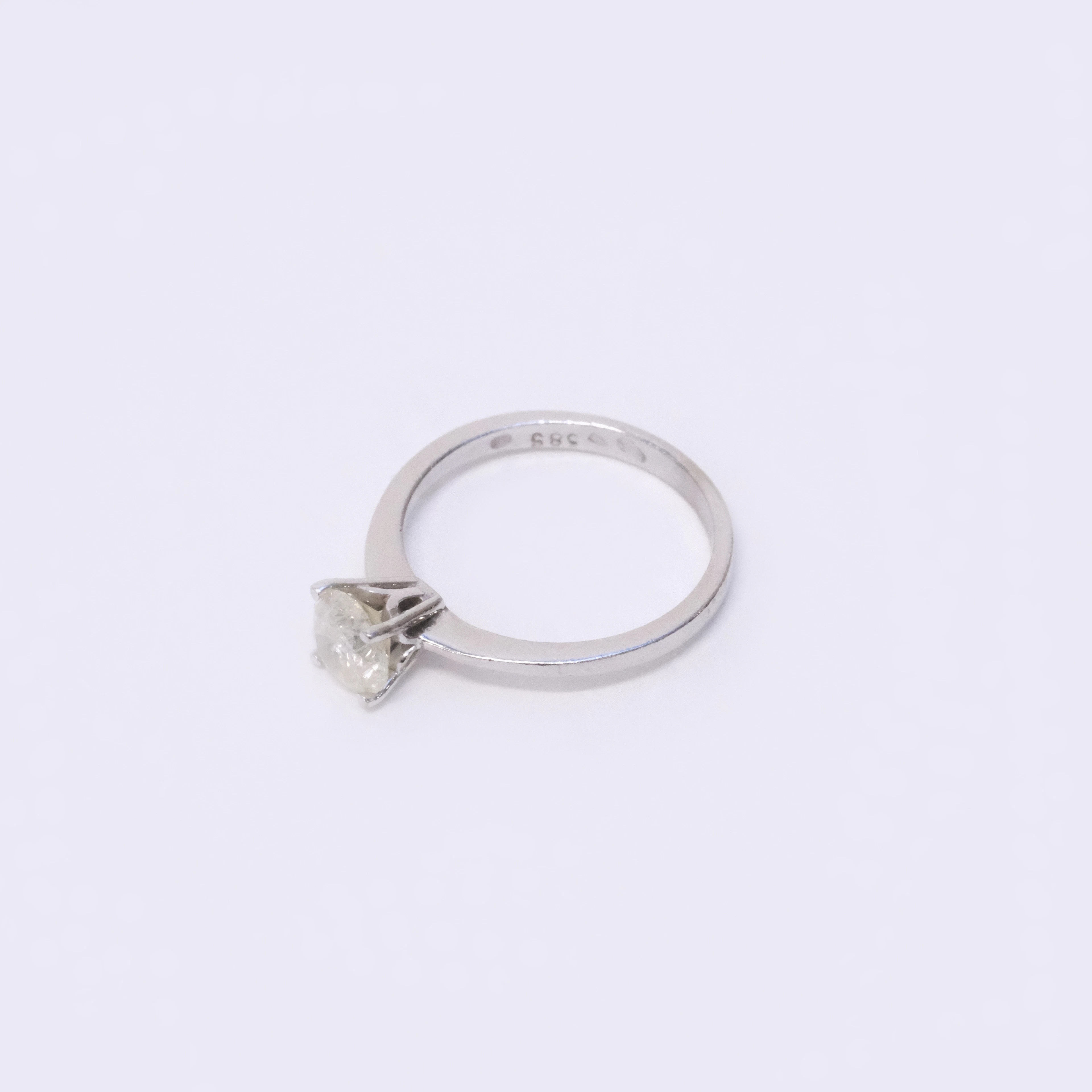 SOLITÄRRING, 14K VITGULD MED MOISSANITE.