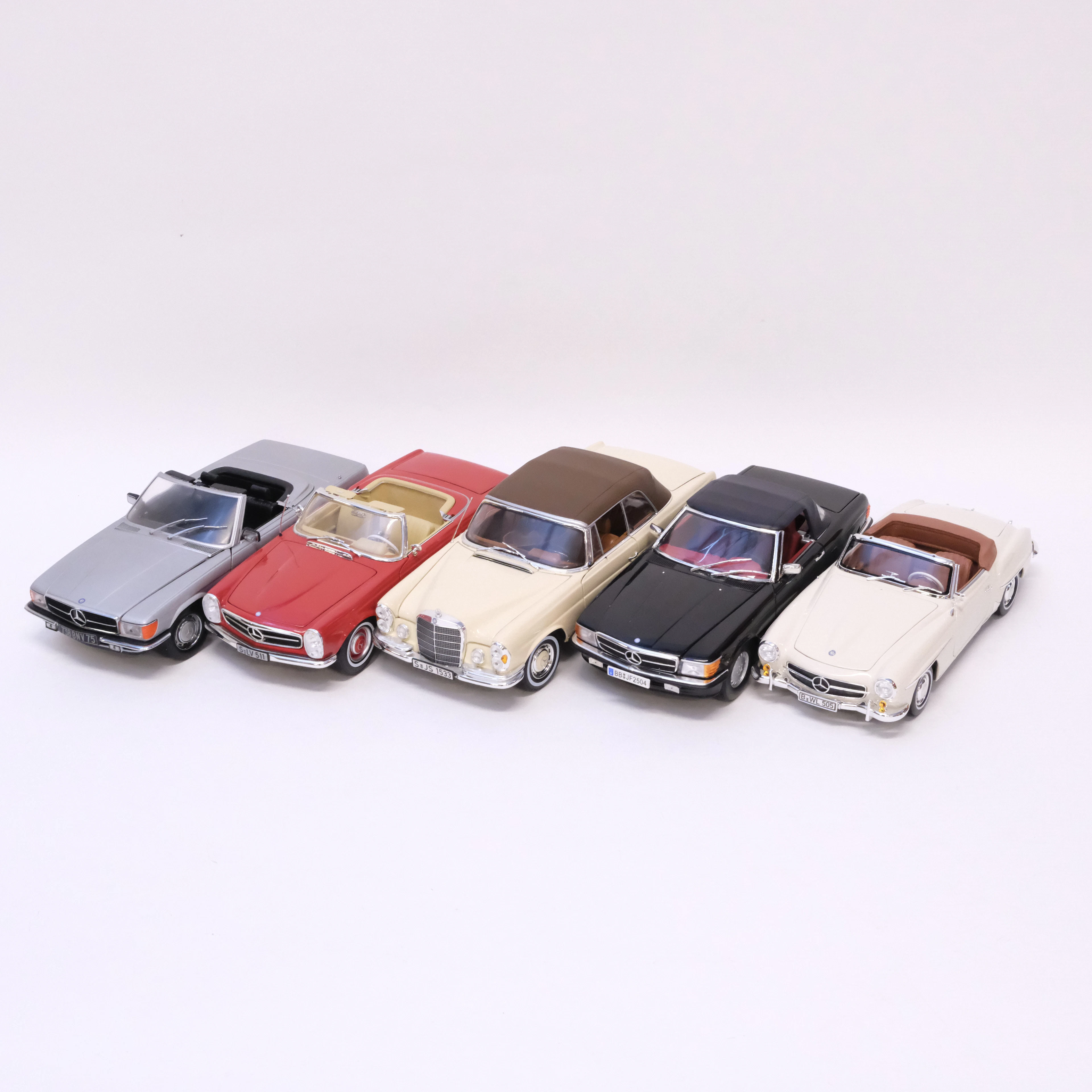 FEM MODELLBILAR, "MERCEDES-BENZ". NOREV SAMT CHRONO. SKALA 1:18.