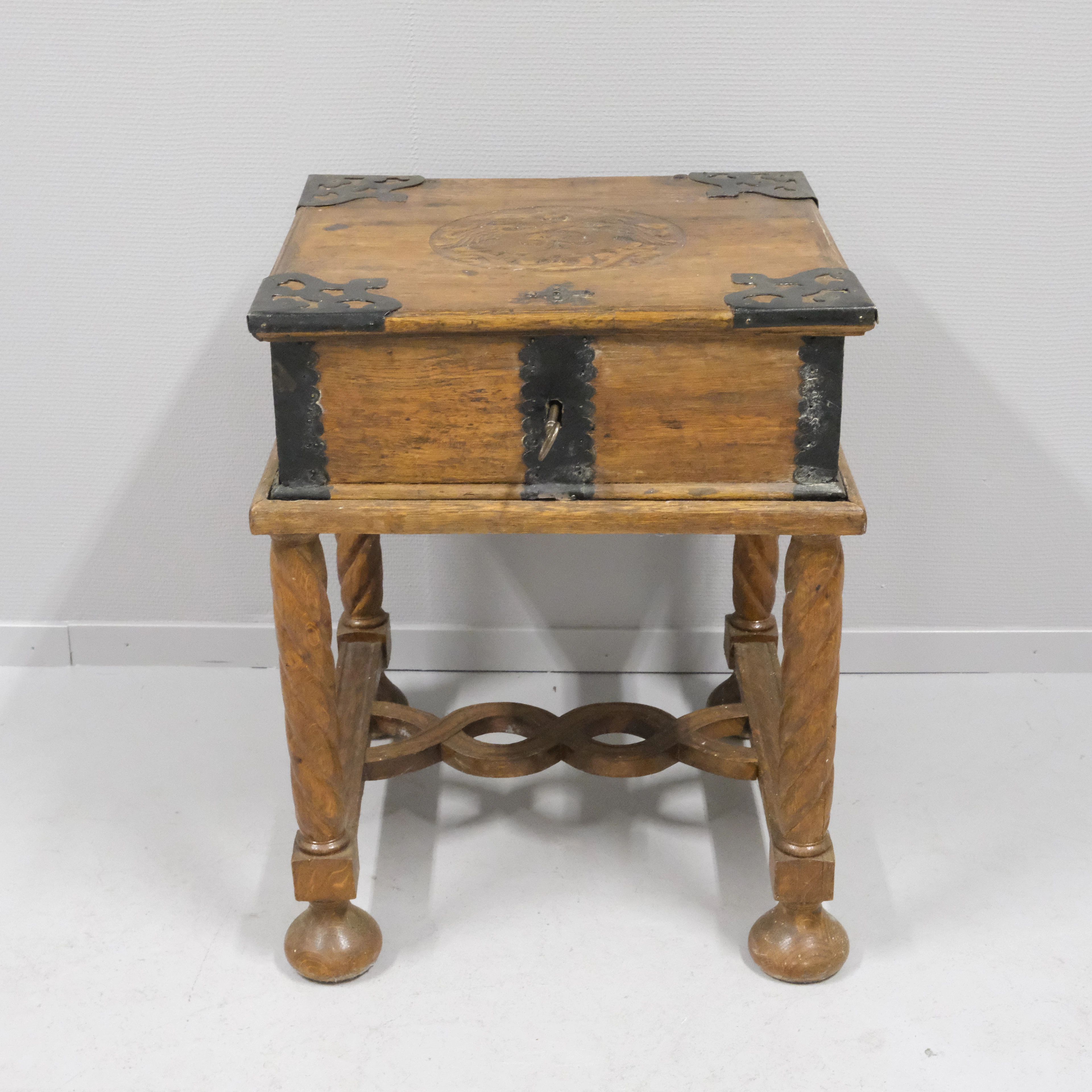 KISTSKRIN PÅ BENSTÄLLNING, 1800-TAL, BAROCKSTIL.