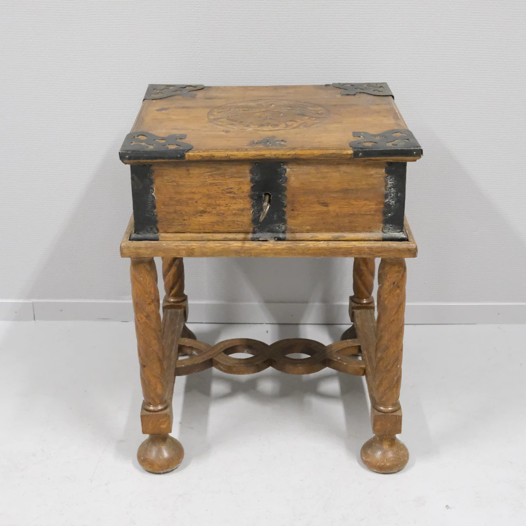 KISTSKRIN PÅ BENSTÄLLNING, 1800-TAL, BAROCKSTIL.