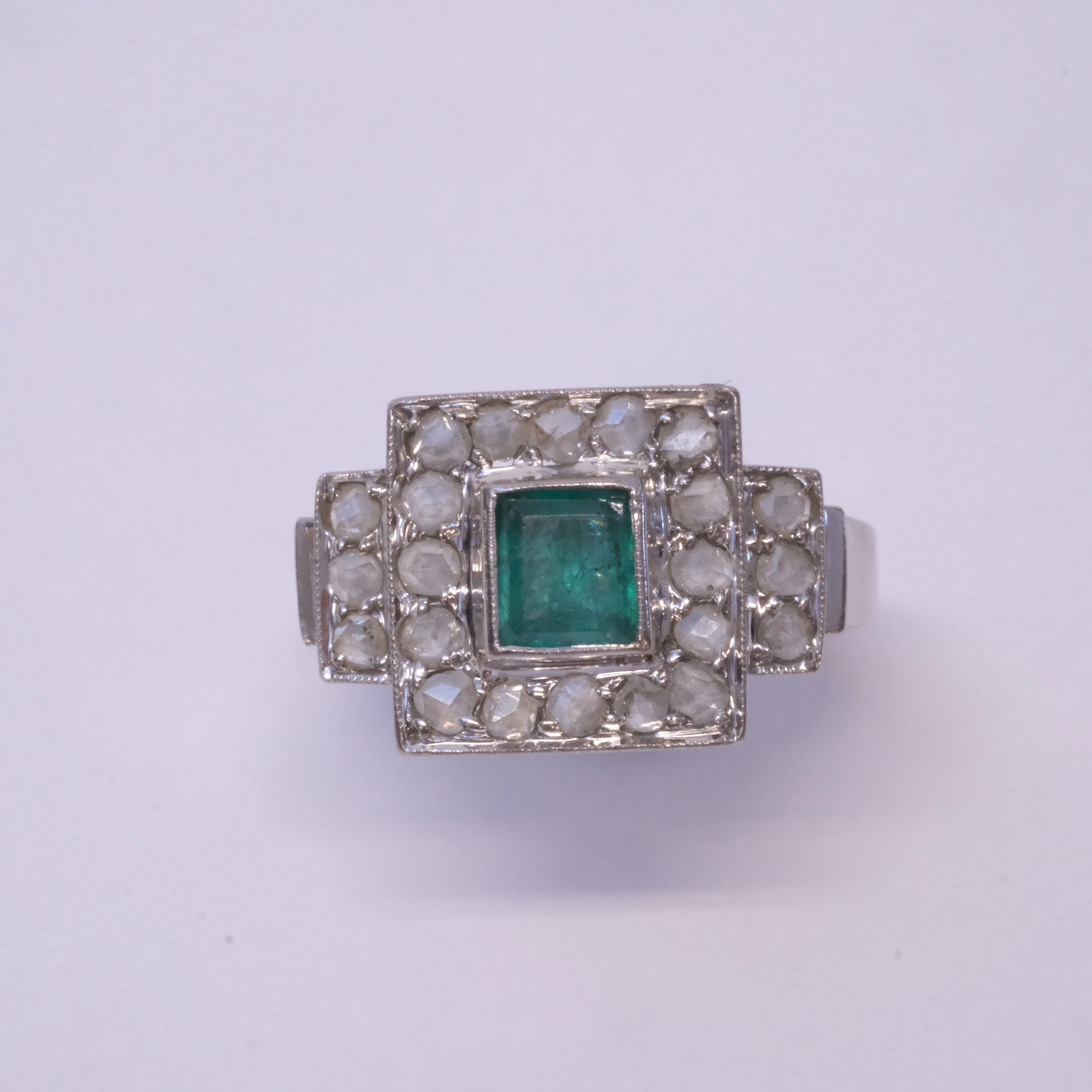 RING MED SMARAGD OCH DIAMANTER, ART DÉCO STIL.
