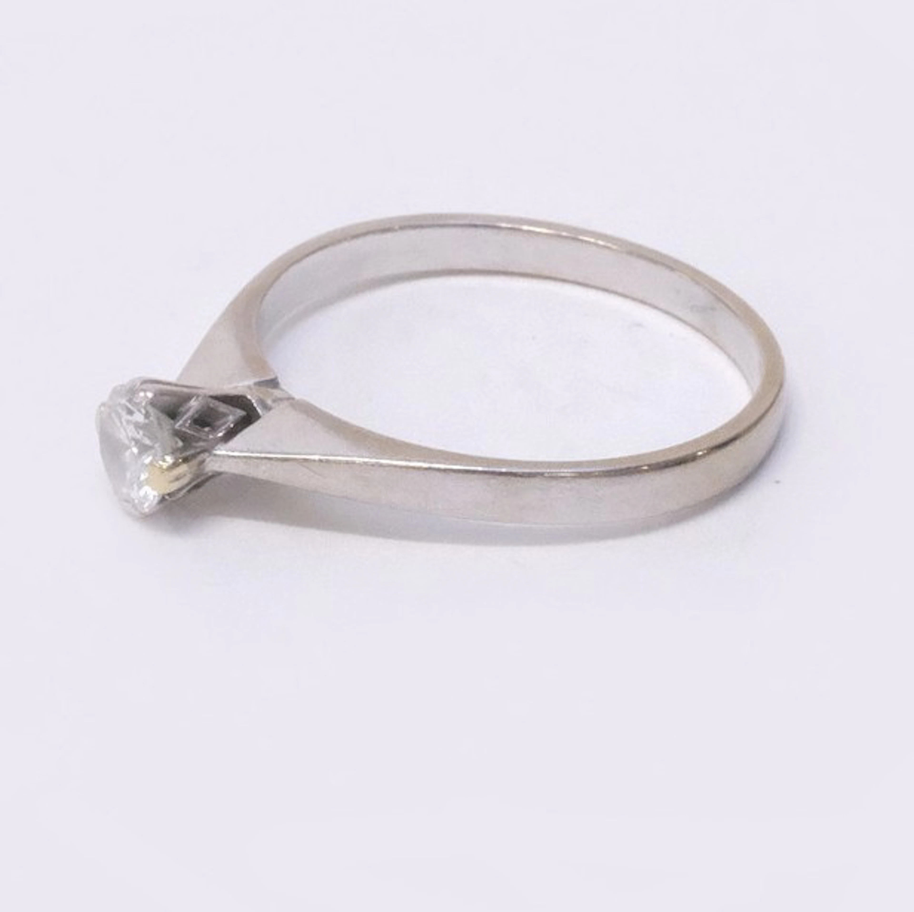 SOLITÄRRING MED DIAMANT, 0,44CT, 18K VITGULD.