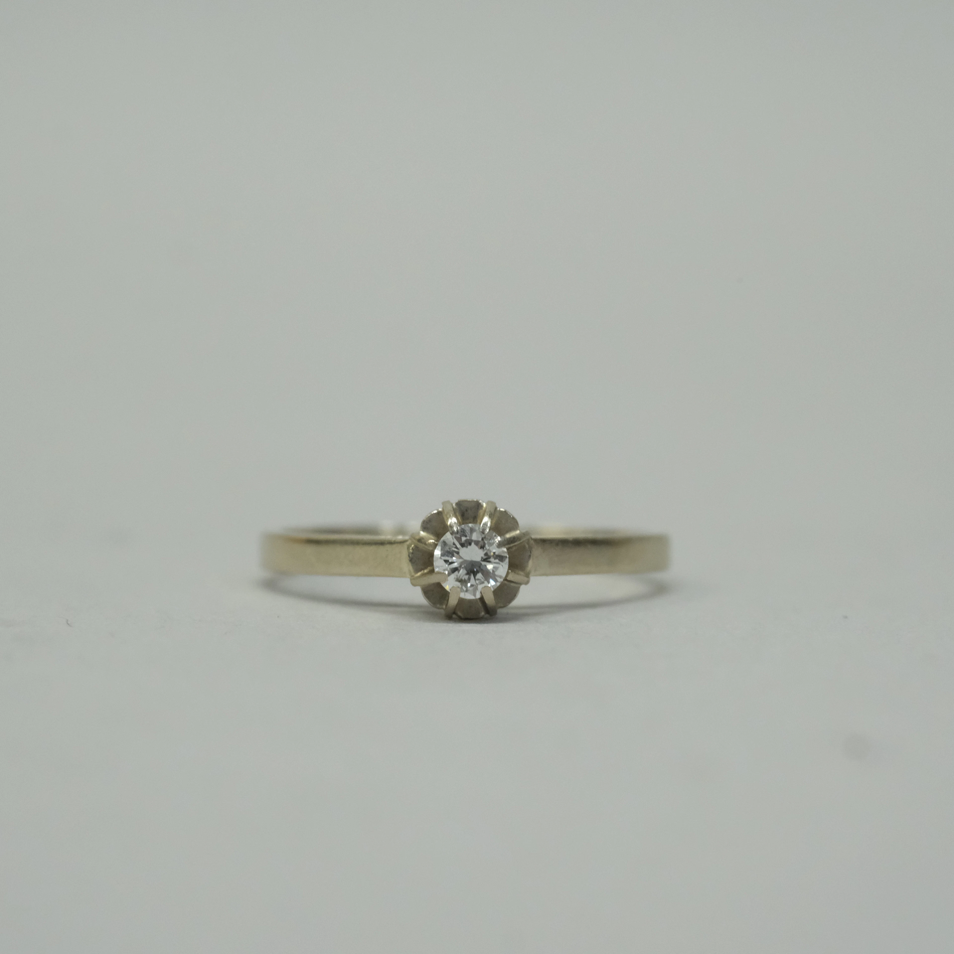 SOLITÄRRING MED DIAMANT.