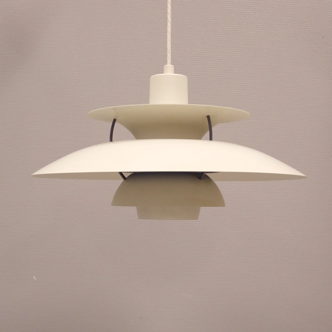 POUL HENNINGSEN. TAKLAMPA. MODELL "PH5". FÖR LOUIS POLSEN.