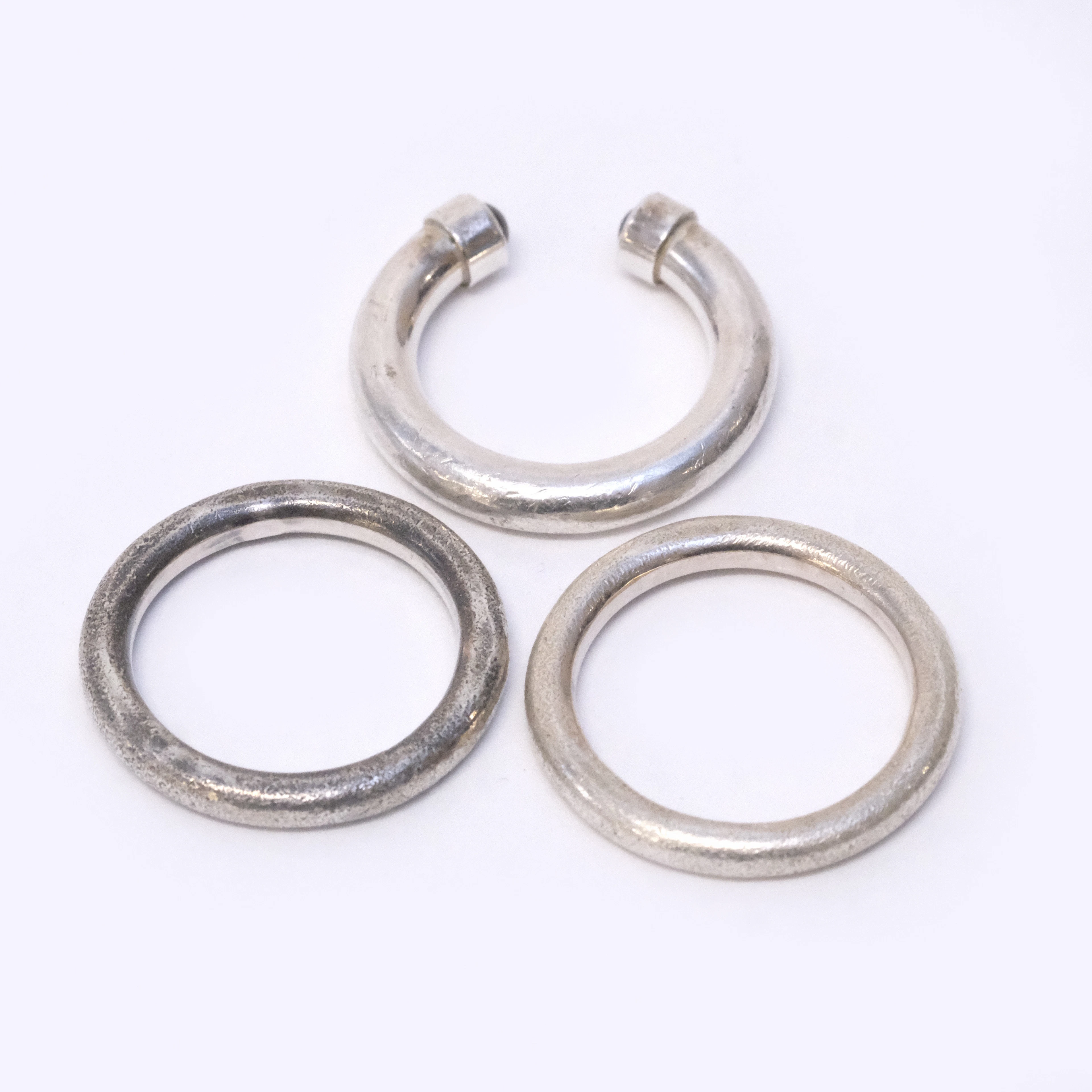 RINGAR, TRE STYCKEN, SILVER.