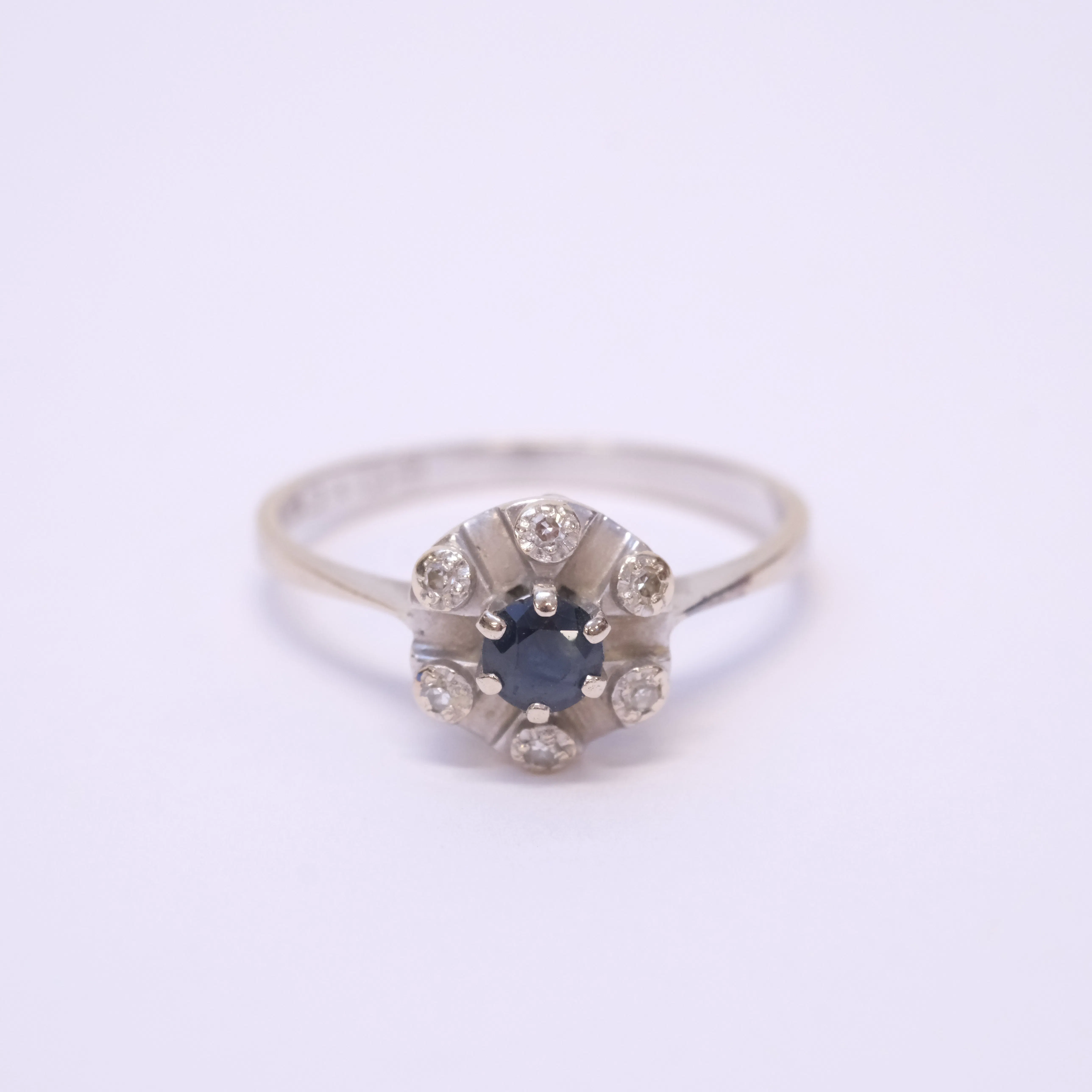 CARMOSÉRING, MED SAFIR OCH DIAMANTER, 18K GULD.